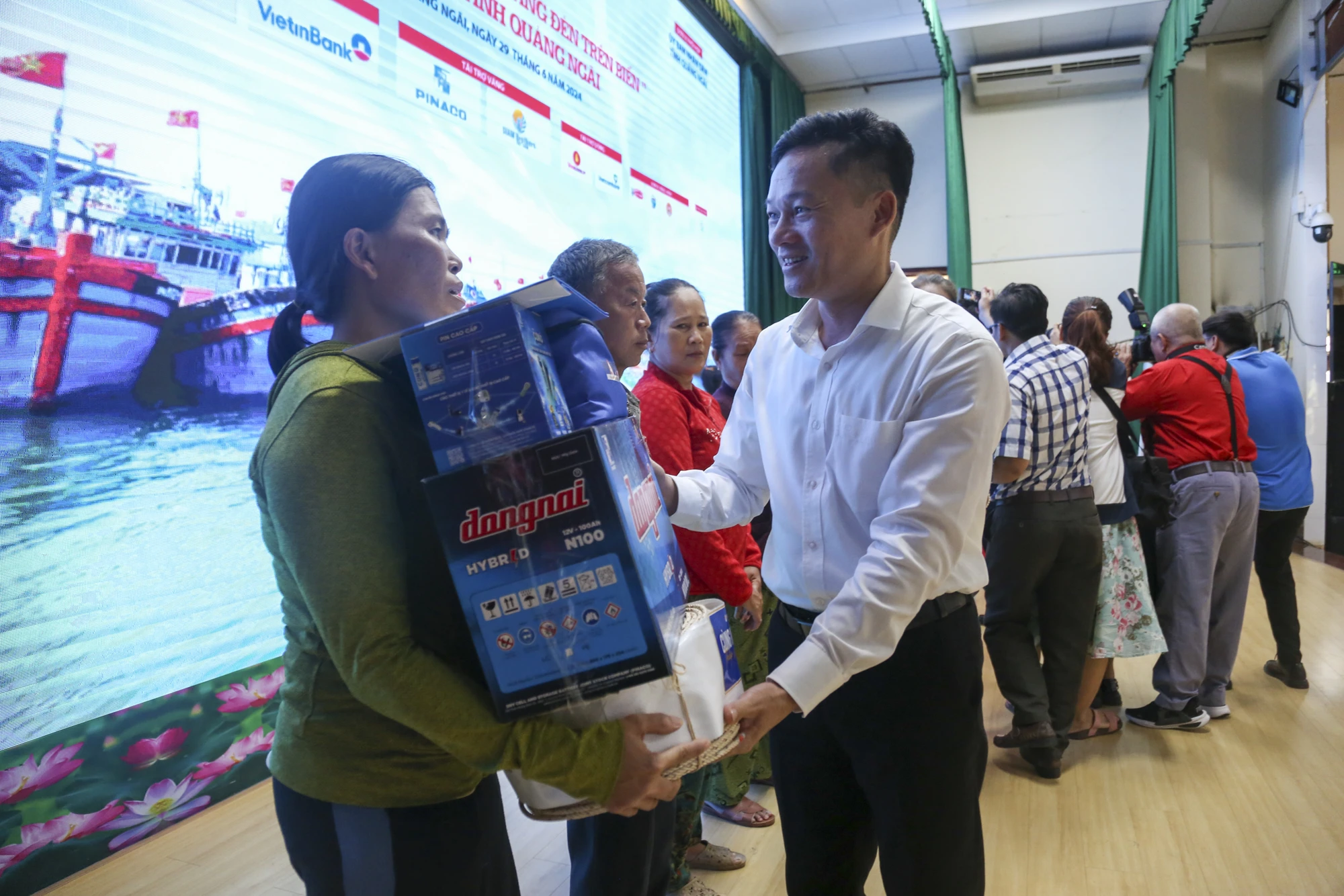 Anh-trao-qua-chuong-trinh-cung-ngu-dan-thap-sang-den-tren-bien-5.jpg