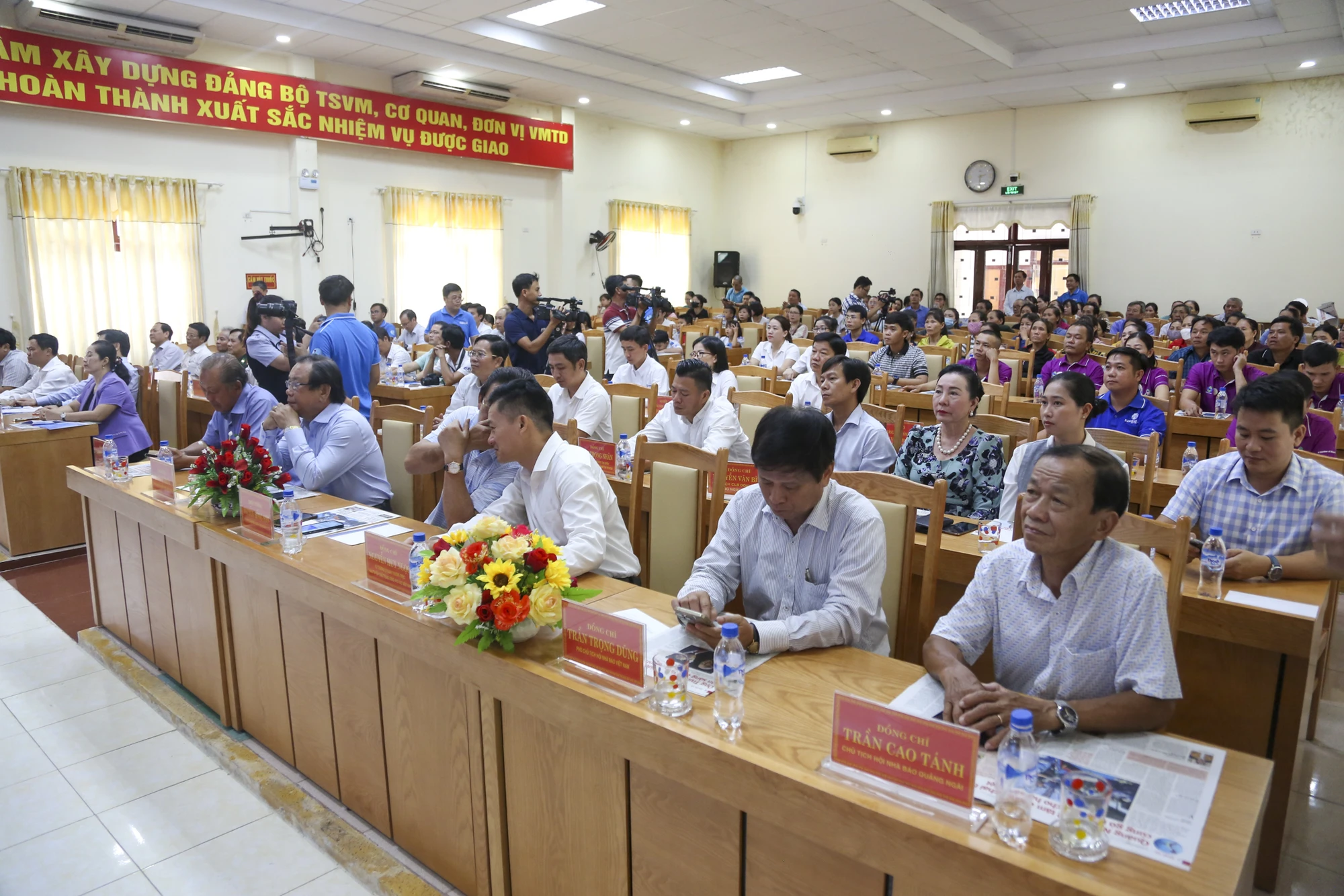 cung-ngu-dan-thap-sang-den-tren-bien-quang-ngai-3.jpg