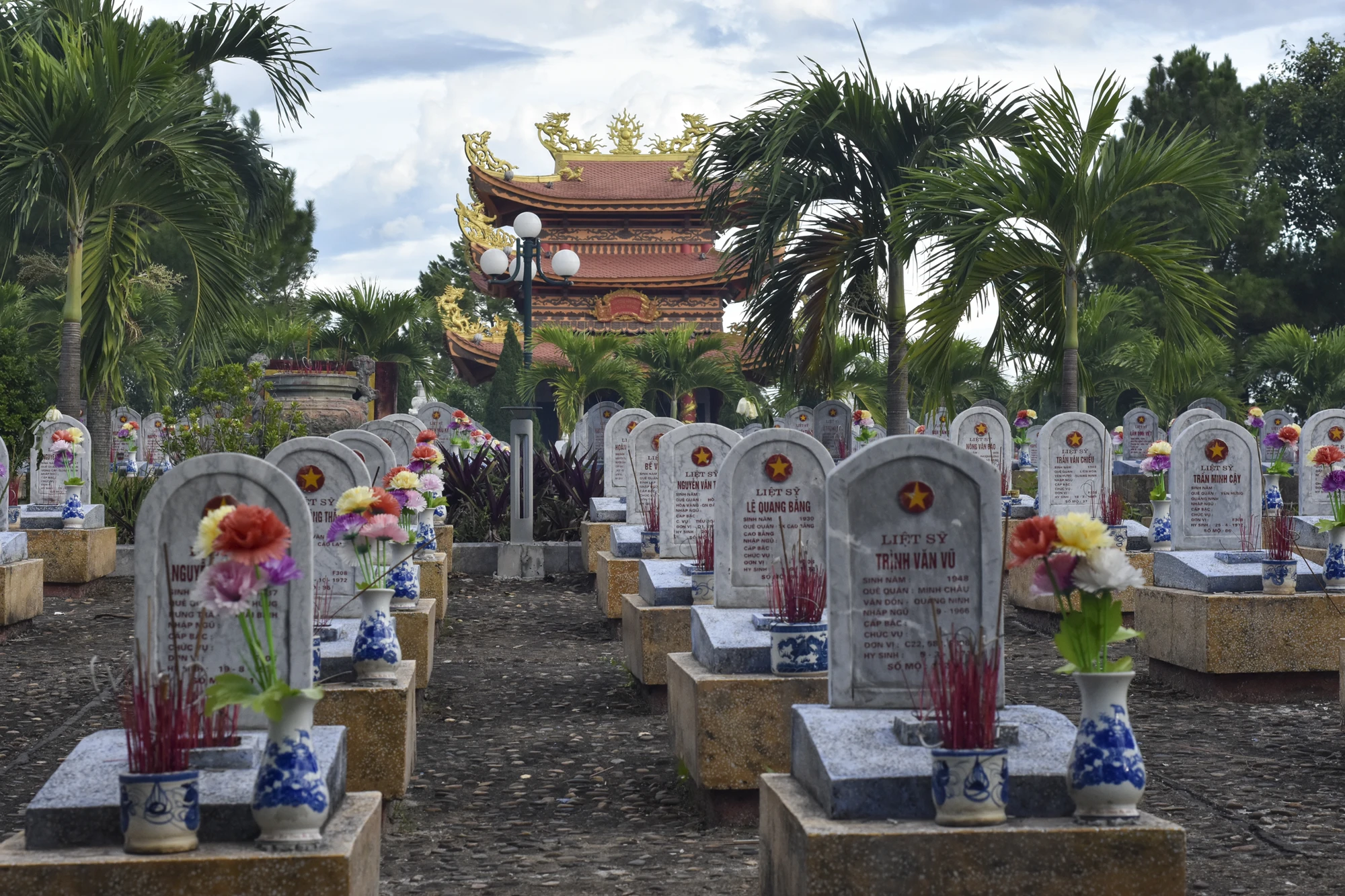 hung-ngay-thang-7-o-nghia-trang-quoc-gia-duong-9 (21).jpg