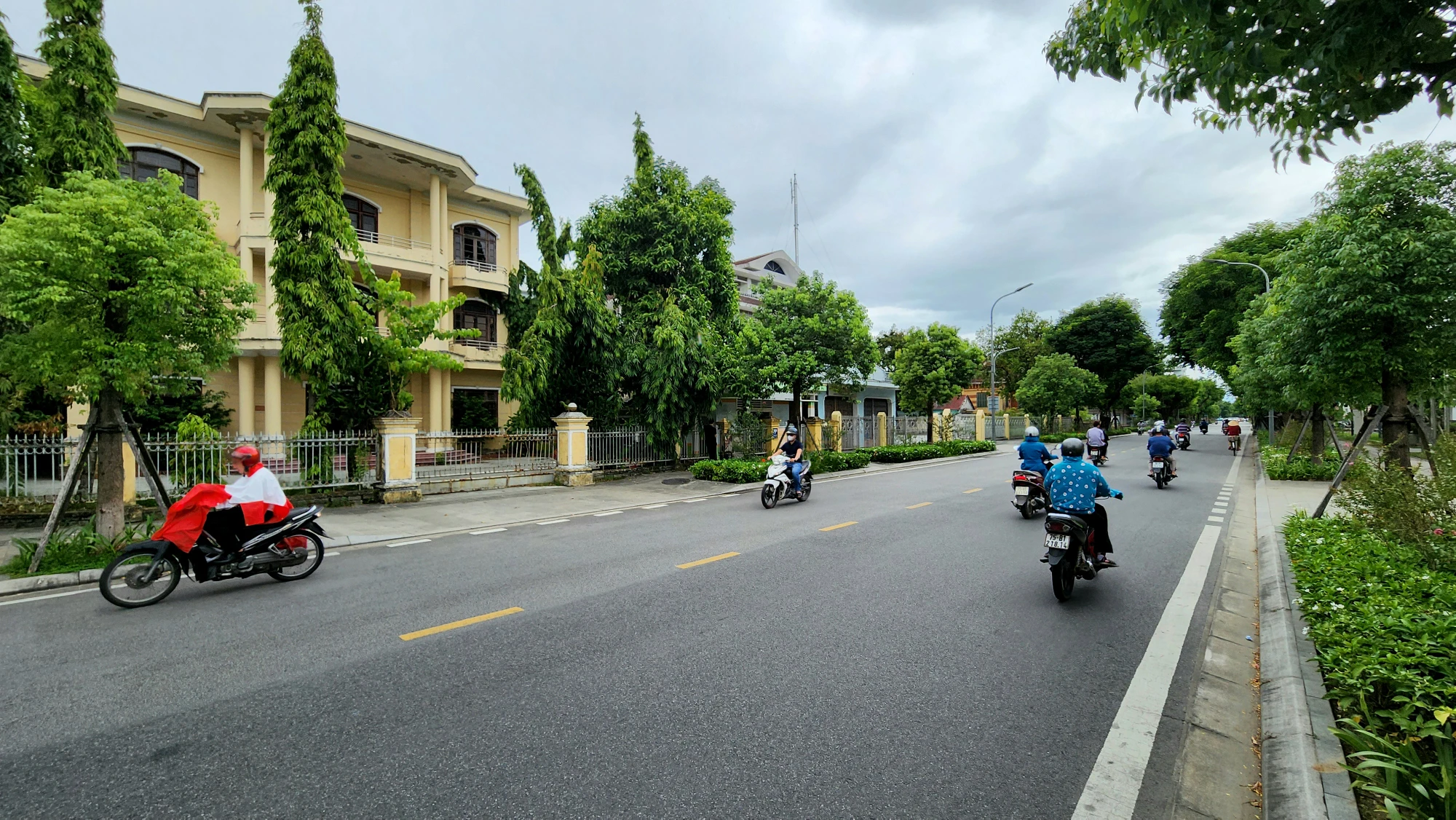 loat-tru-so-bo-hoang-tren-tuyen-duong-dep-nhat-hue (15).jpg