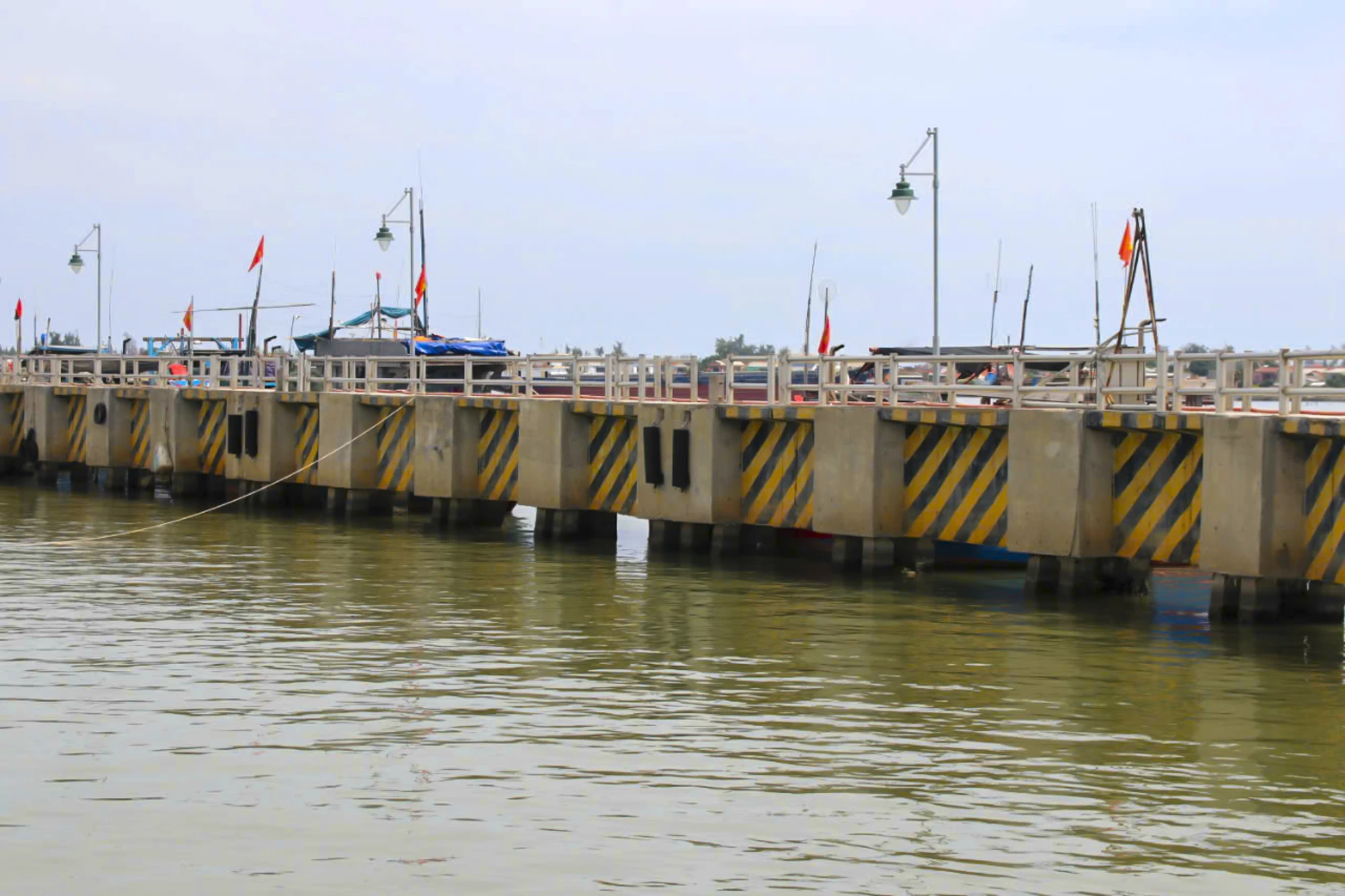 chum-anh-xay-xong-gan-1-nam-cang-ca-o-hue-van-chua-duoc-cong-bo-mo-cang (4).jpg