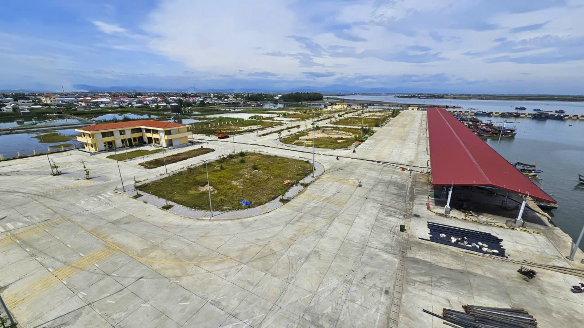 Xây xong gần 1 năm, cảng cá Thuận An vẫn phải 'trùm mền'