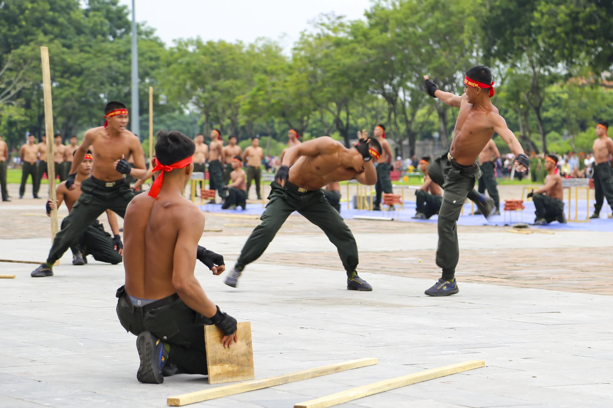 chien-si-cong-an-minh-dong-da-sat-bieu-dien-khi-cong-no-sung-tran-ap-toi-pham (10).jpg