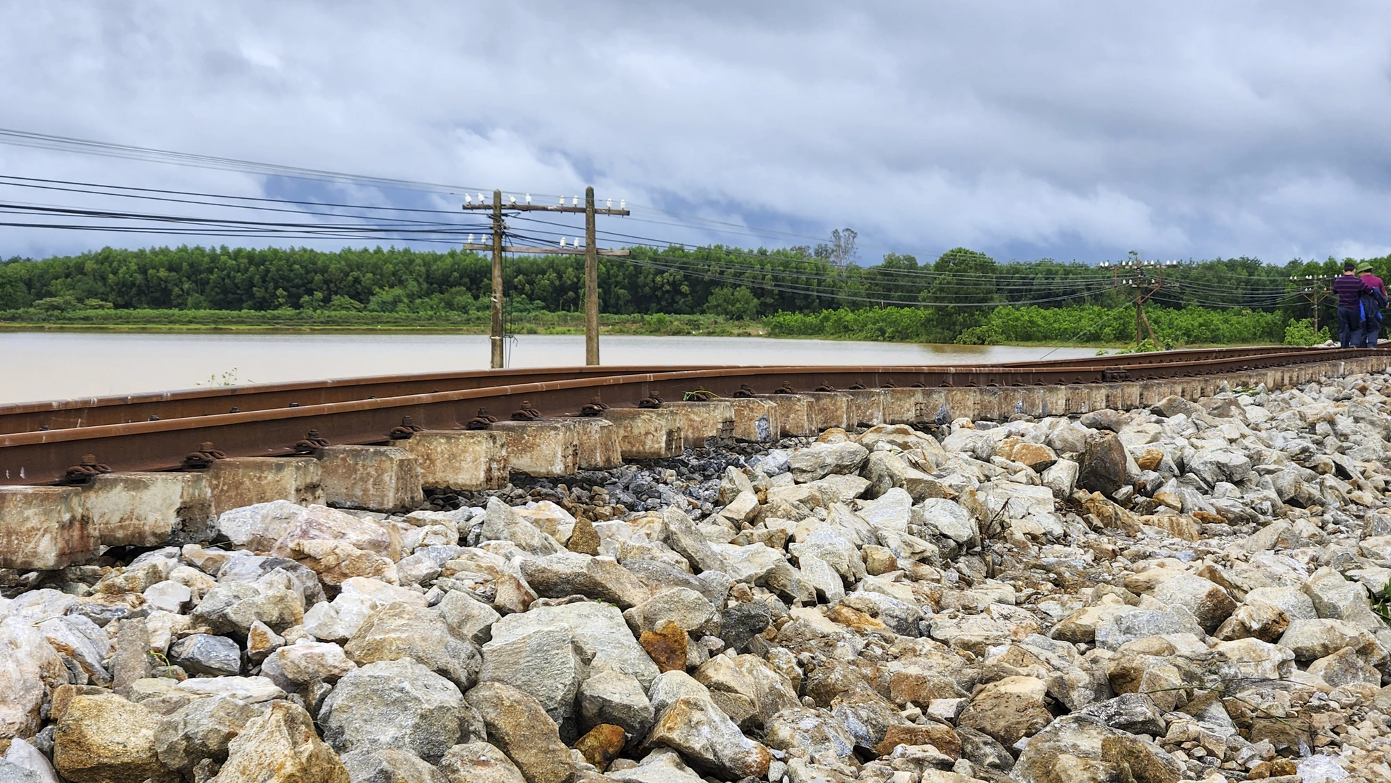can-canh-hon-1-3km-duong-sat-bi-nuoc-lu-cuon-troi-1.jpg