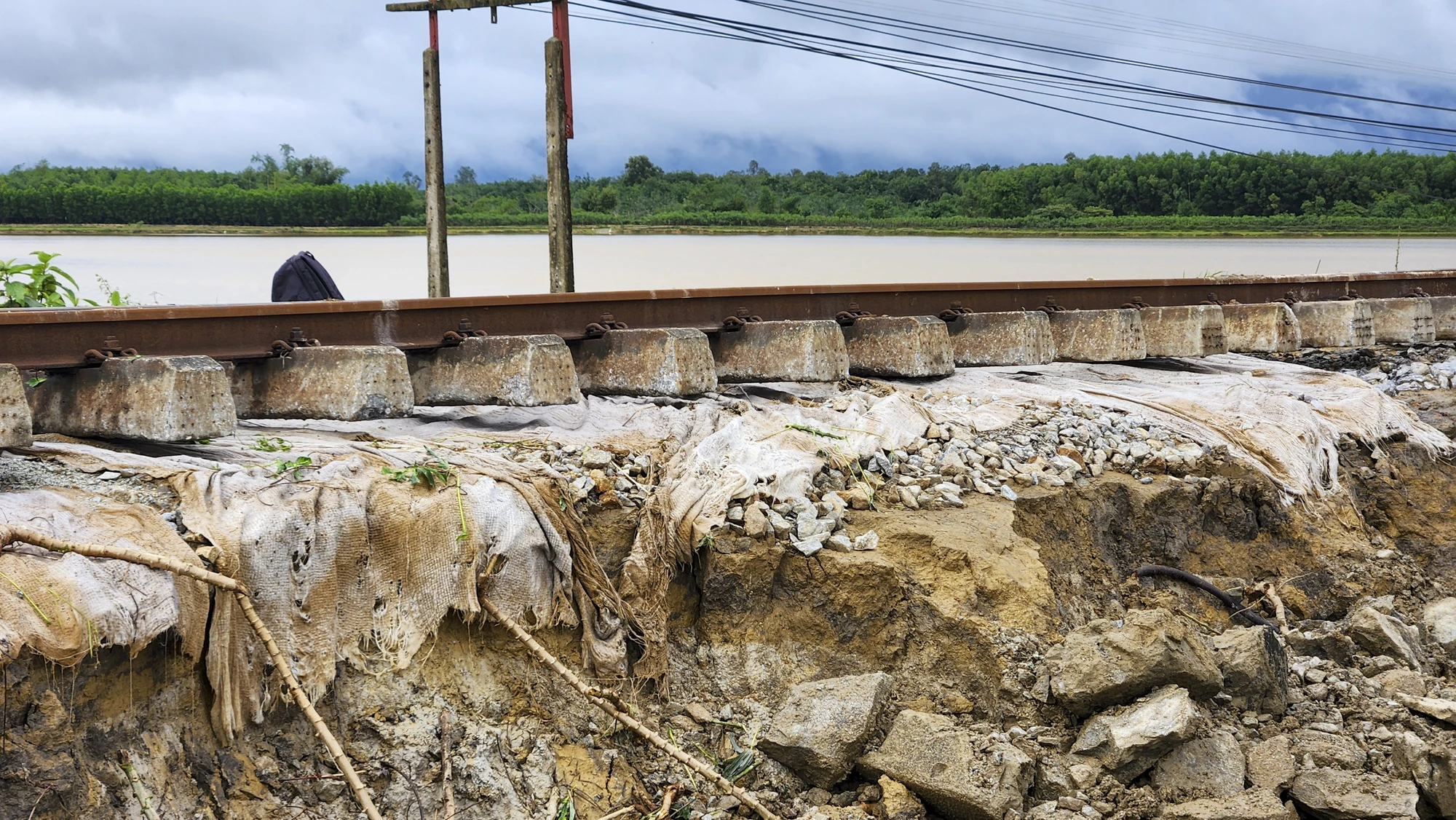 can-canh-hon-1-3km-duong-sat-bi-nuoc-lu-cuon-troi-8.jpg
