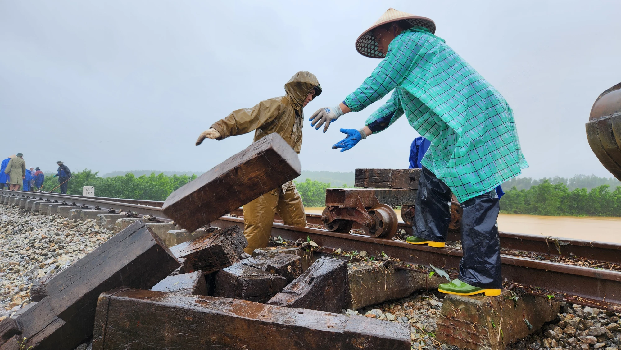 can-canh-hon-1-3km-duong-sat-bi-xoi-lo-cuon-troi-do-bao-tra-mi (5).jpg