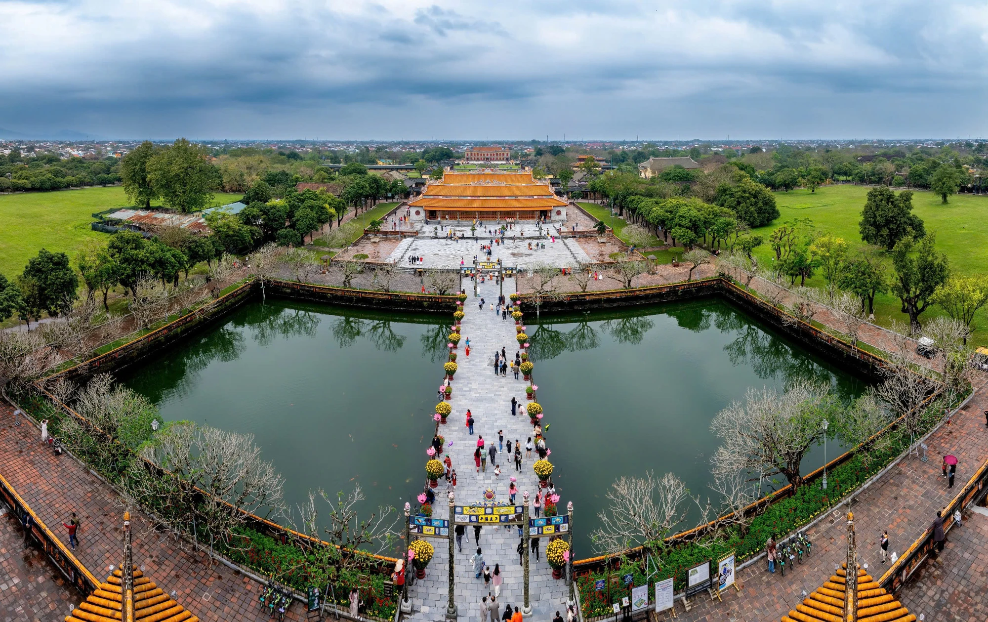 chum-anh-du-khach-tham-quan-dai-noi-hue-trong-ngay-dau-nam (7).jpg