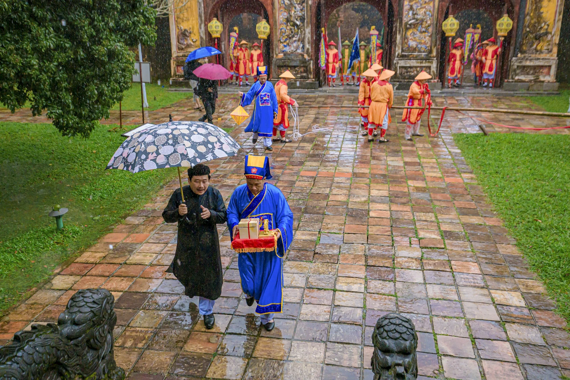 ha-cay-neu-trong-hoang-cung-hue-13.jpg