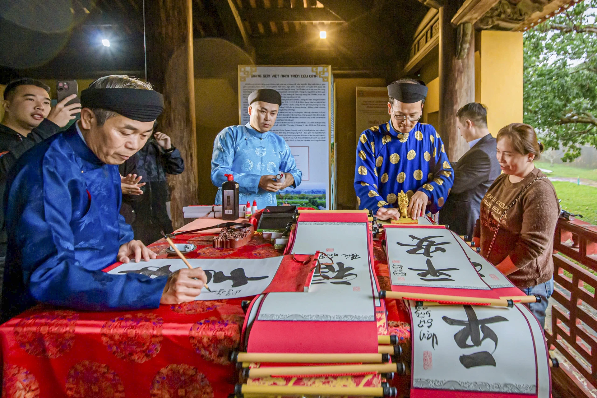 ha-cay-neu-trong-hoang-cung-hue-16.jpg