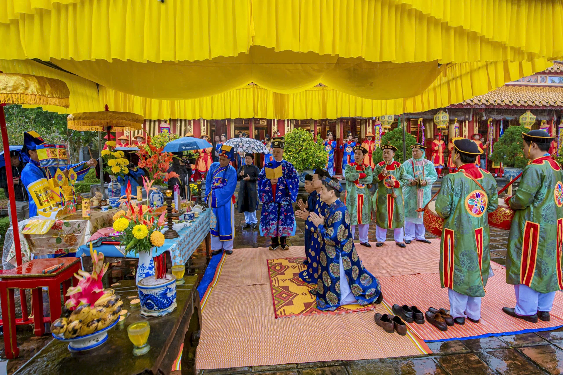 ha-cay-neu-trong-hoang-cung-hue-9.jpg