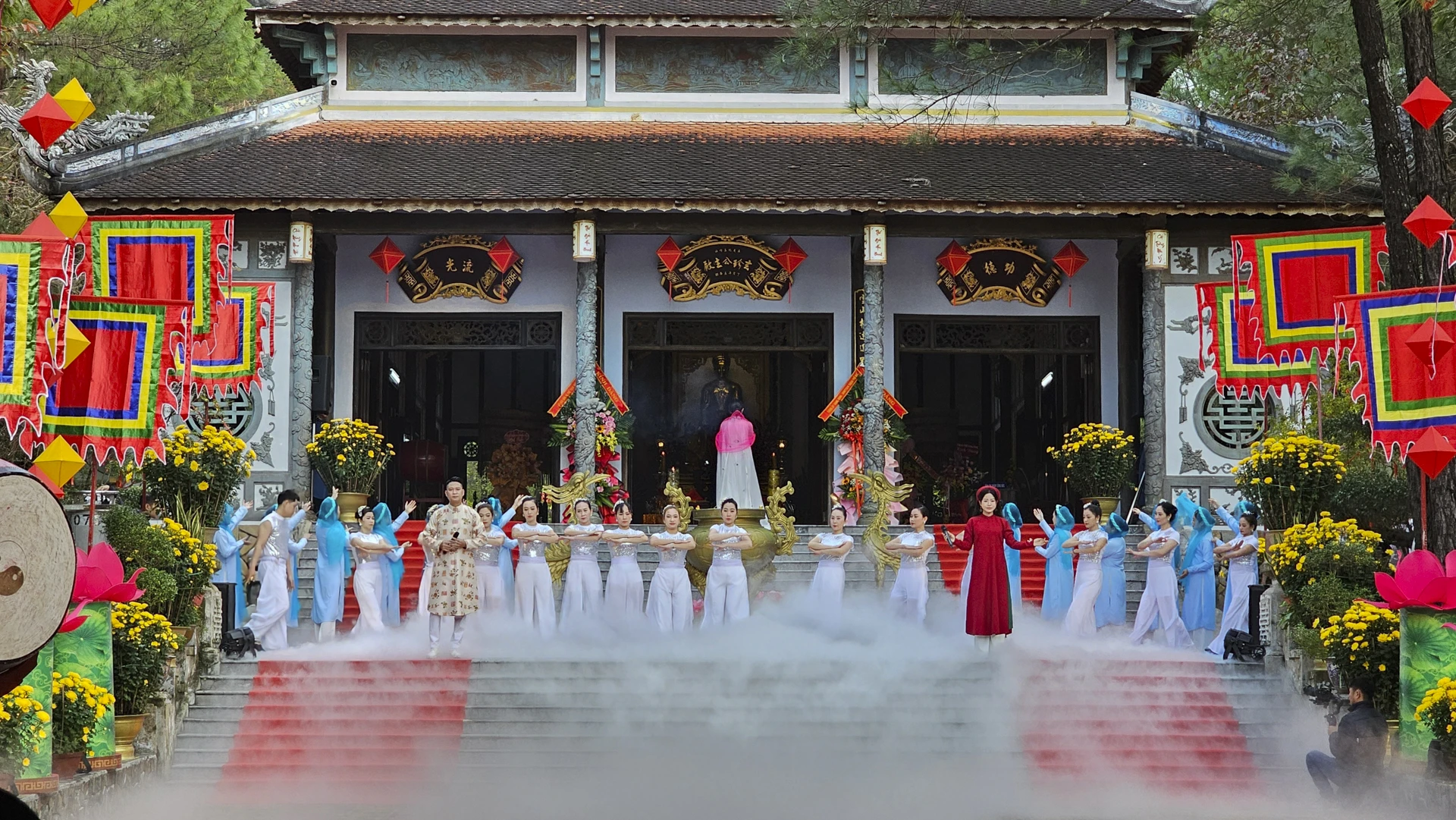 nguoi-dan-den-den-huyen-tran-cong-chua (3).jpg