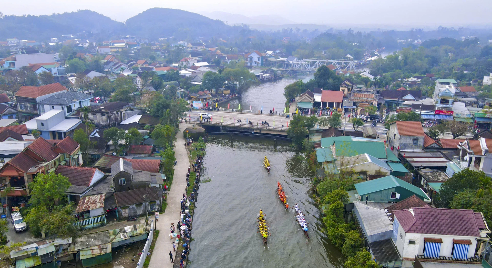 nguoi-dan-xu-hue-chen-chuc-ben-song-xem-cac-doi-dua-tranh-tai-dau-xuan (12).jpg