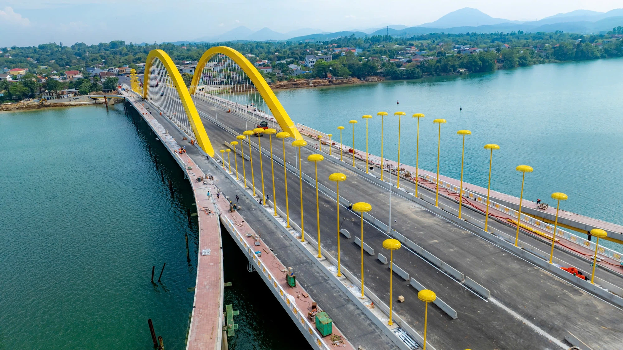 nhung-chiec-long-che-vua-tren-cay-cau-gan-2-300-ti-dong-qua-song-huong (2).jpg