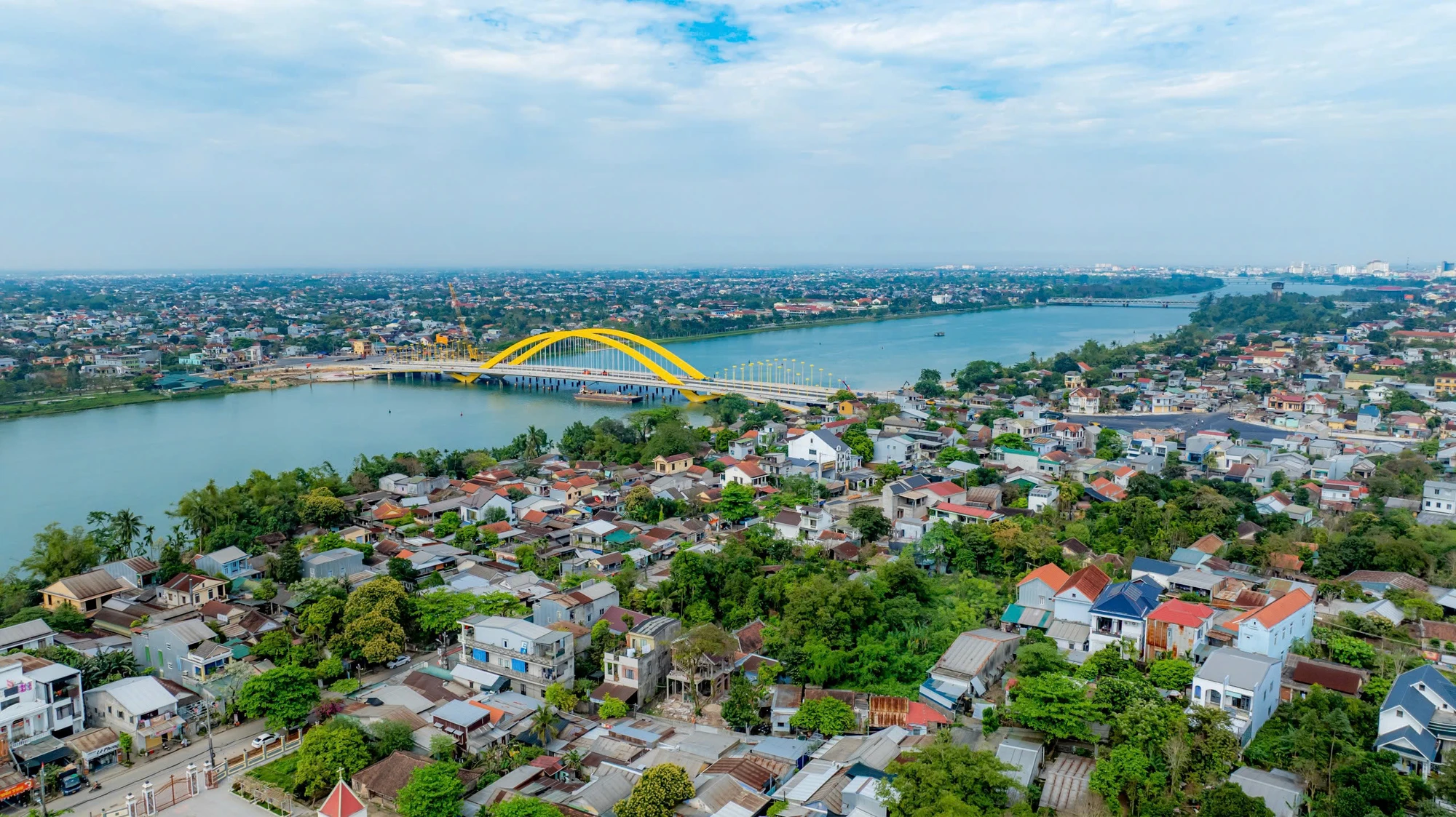 nhung-chiec-long-che-vua-tren-cay-cau-gan-2-300-ti-dong-qua-song-huong (6).jpg