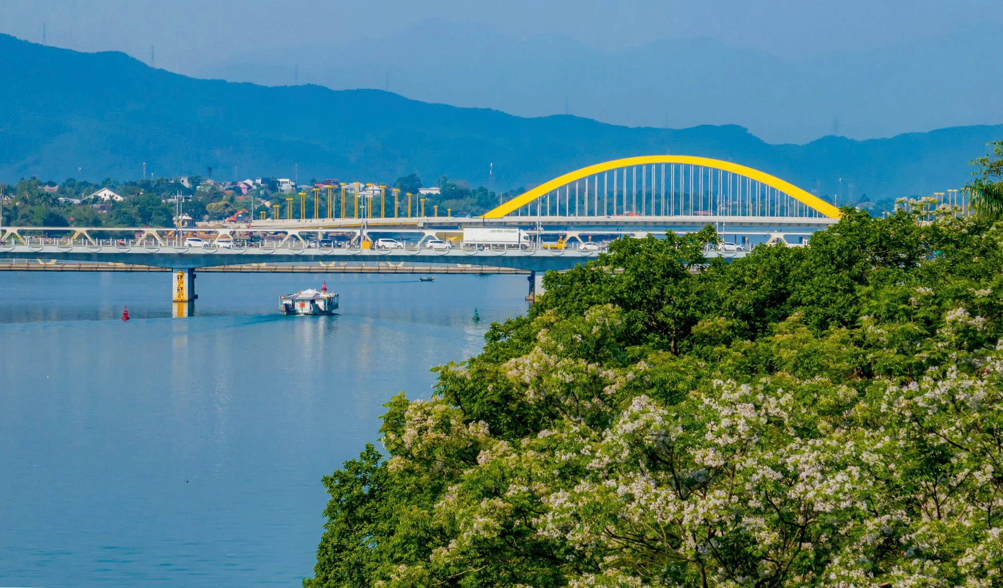 nhung-chiec-long-che-vua-tren-cay-cau-gan-2-300-ti-dong-qua-song-huong (8).jpg