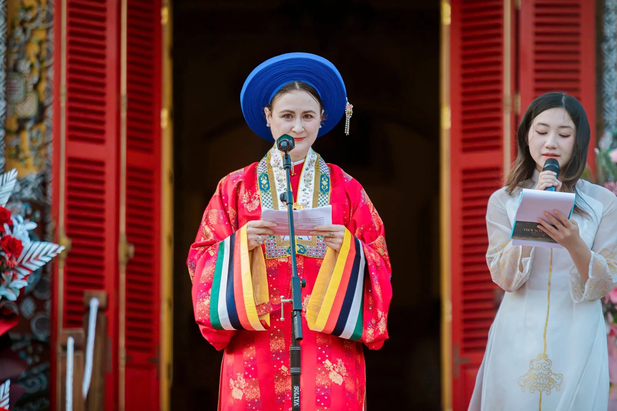 du-khach-chen-chan-ngam-tranh-cua-vua-ham-nghi-trong-trien-lam-o-hue (11).jpg
