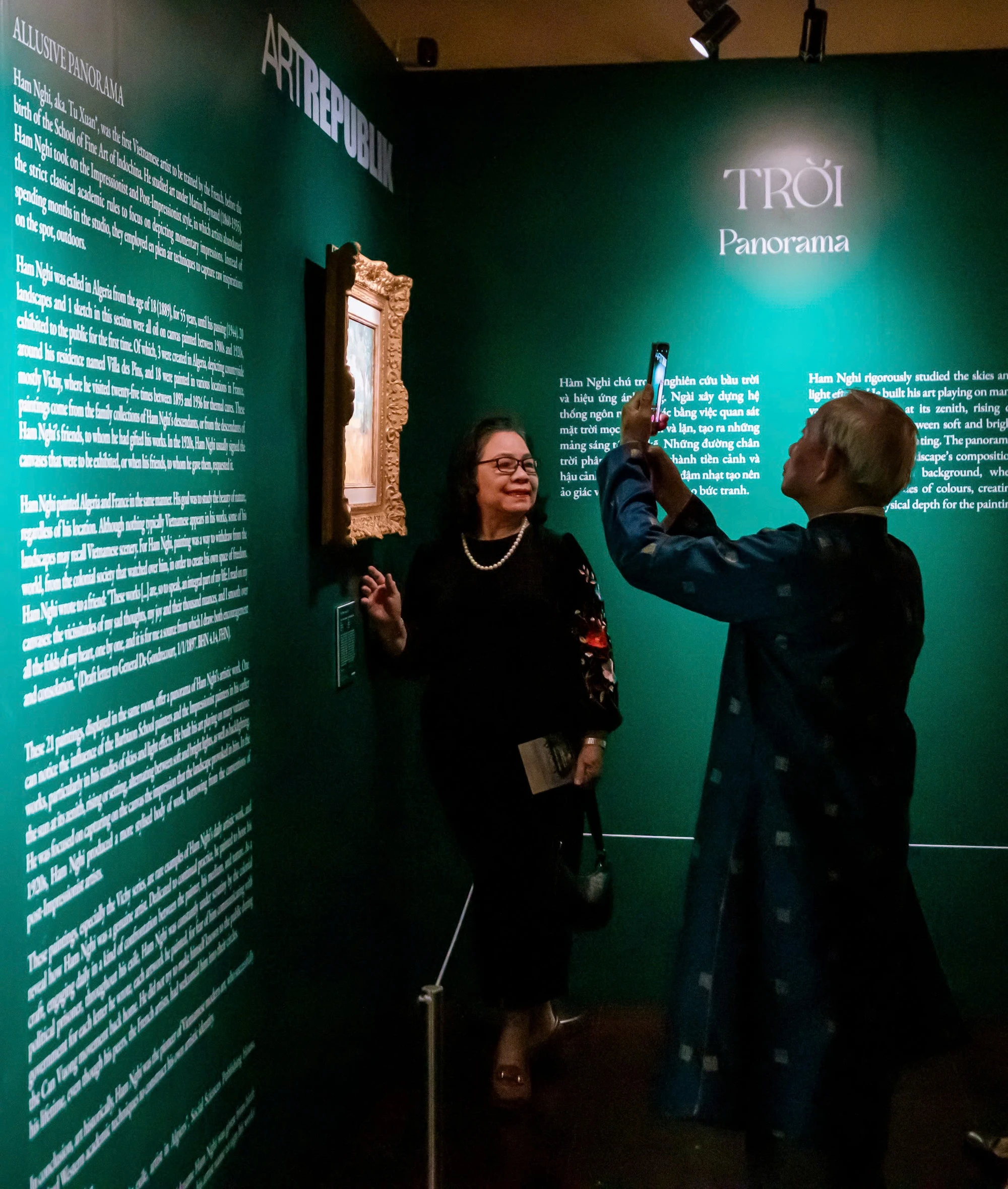 du-khach-chen-chan-ngam-tranh-cua-vua-ham-nghi-trong-trien-lam-o-hue (5).jpg
