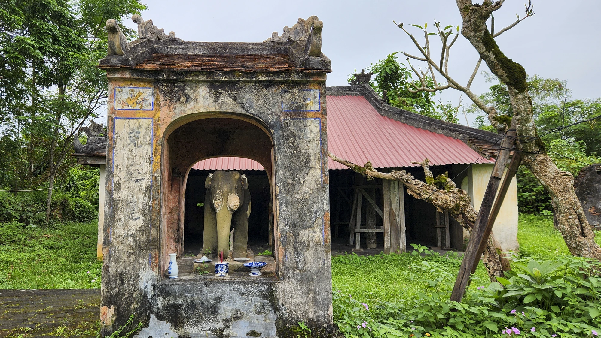 Cận cảnh điện Voi Ré - nơi suy tôn loài voi của nhà Nguyễn