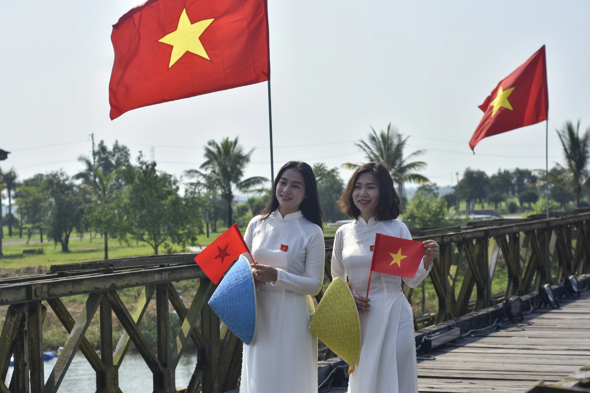 nguoi-dan-do-ve-cau-hien-luong-trong-dip-50-nam-thong-nhat-dat-nuoc.jpg