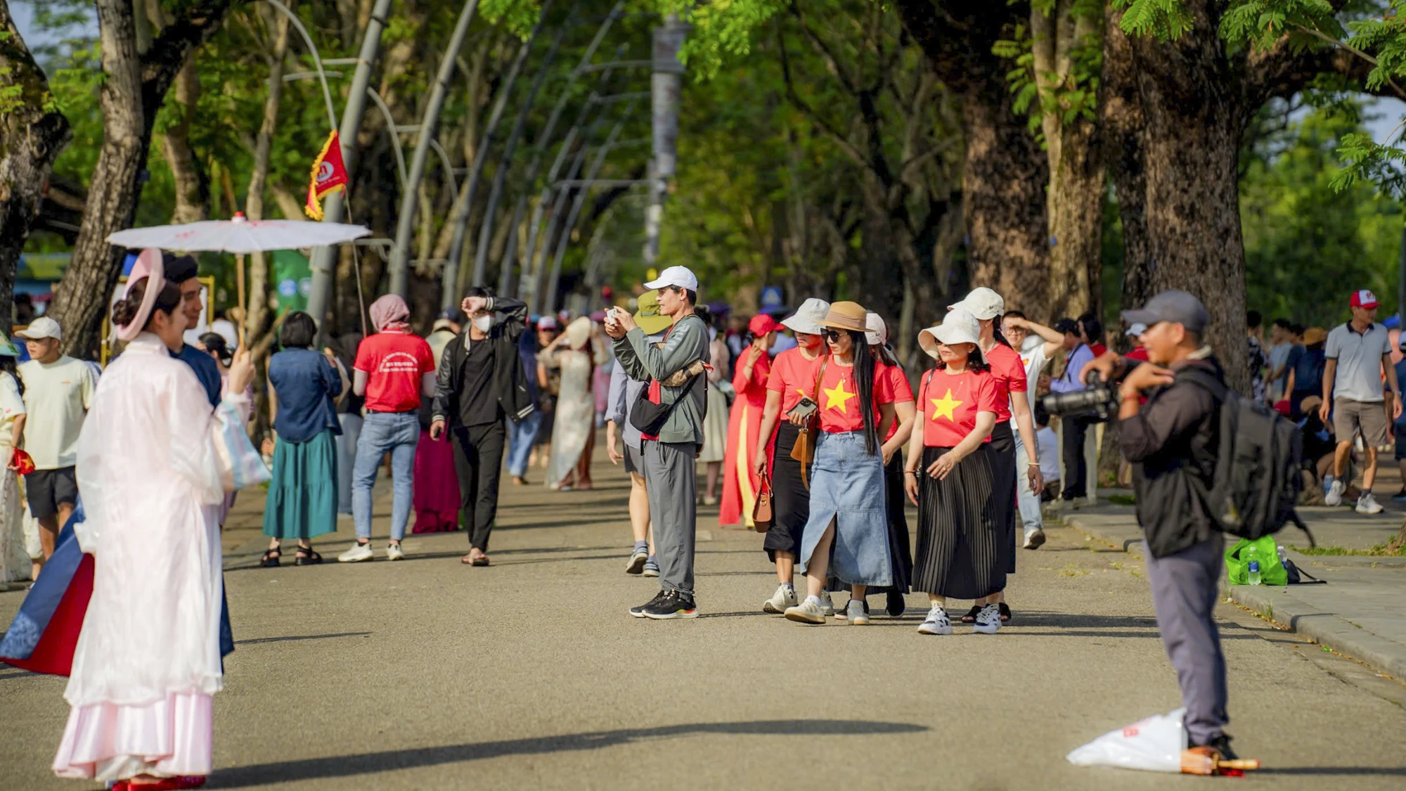 tham-quan-di-tich-hue-2.jpg