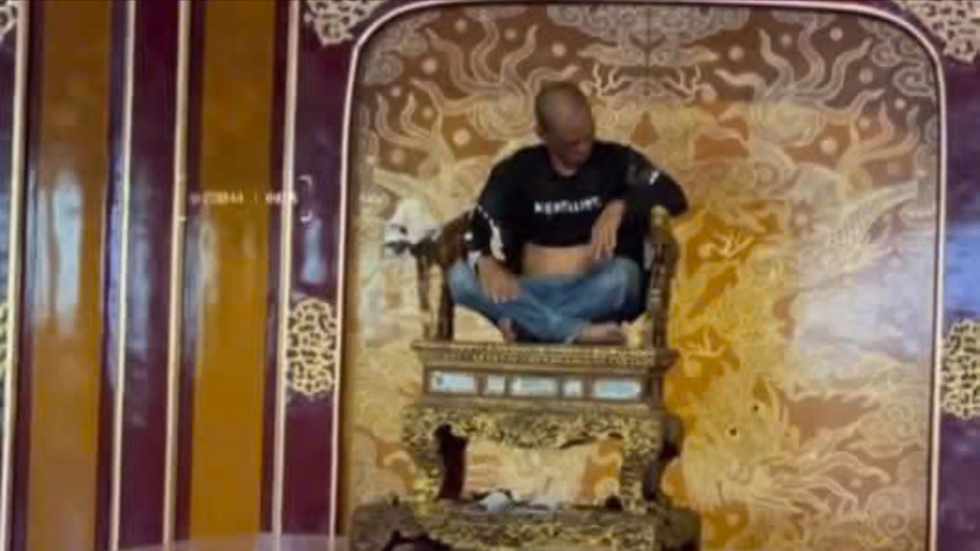 clip-khong-che-nguoi-dan-ong-ngoi-len-ngai-vang-trong-dai-noi-hue.jpg