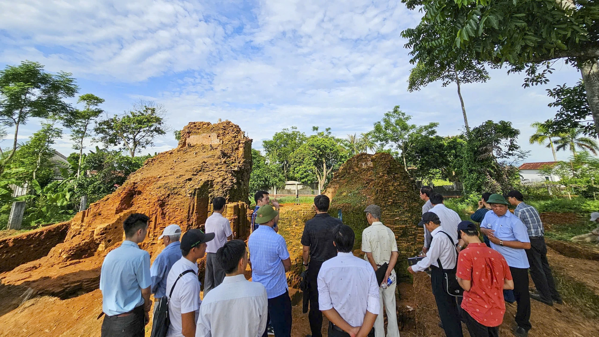 hem-nhieu-phat-hien-moi-khi-khai-quat-thap-doi-champa-1-000-nam-tuoi-o-hue-2.jpg