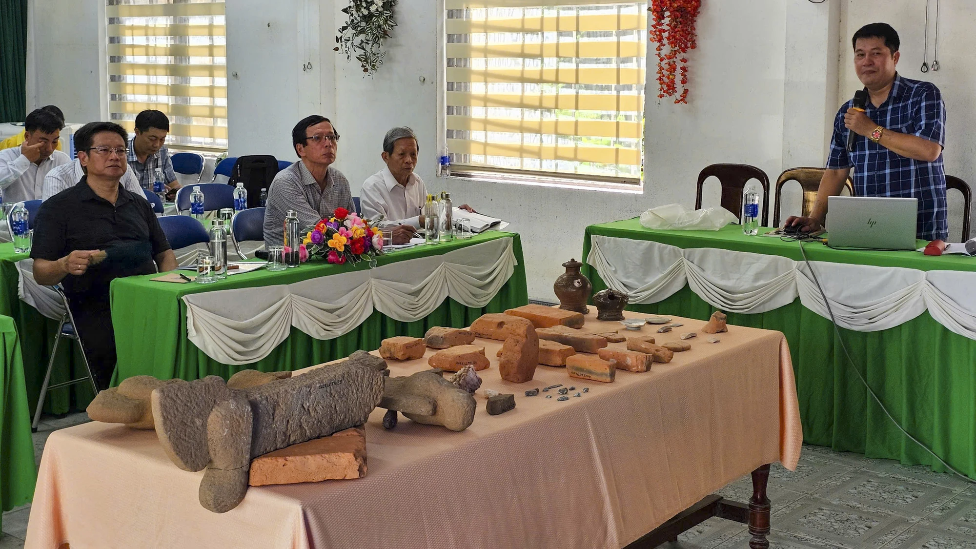 Khai quật tháp đôi