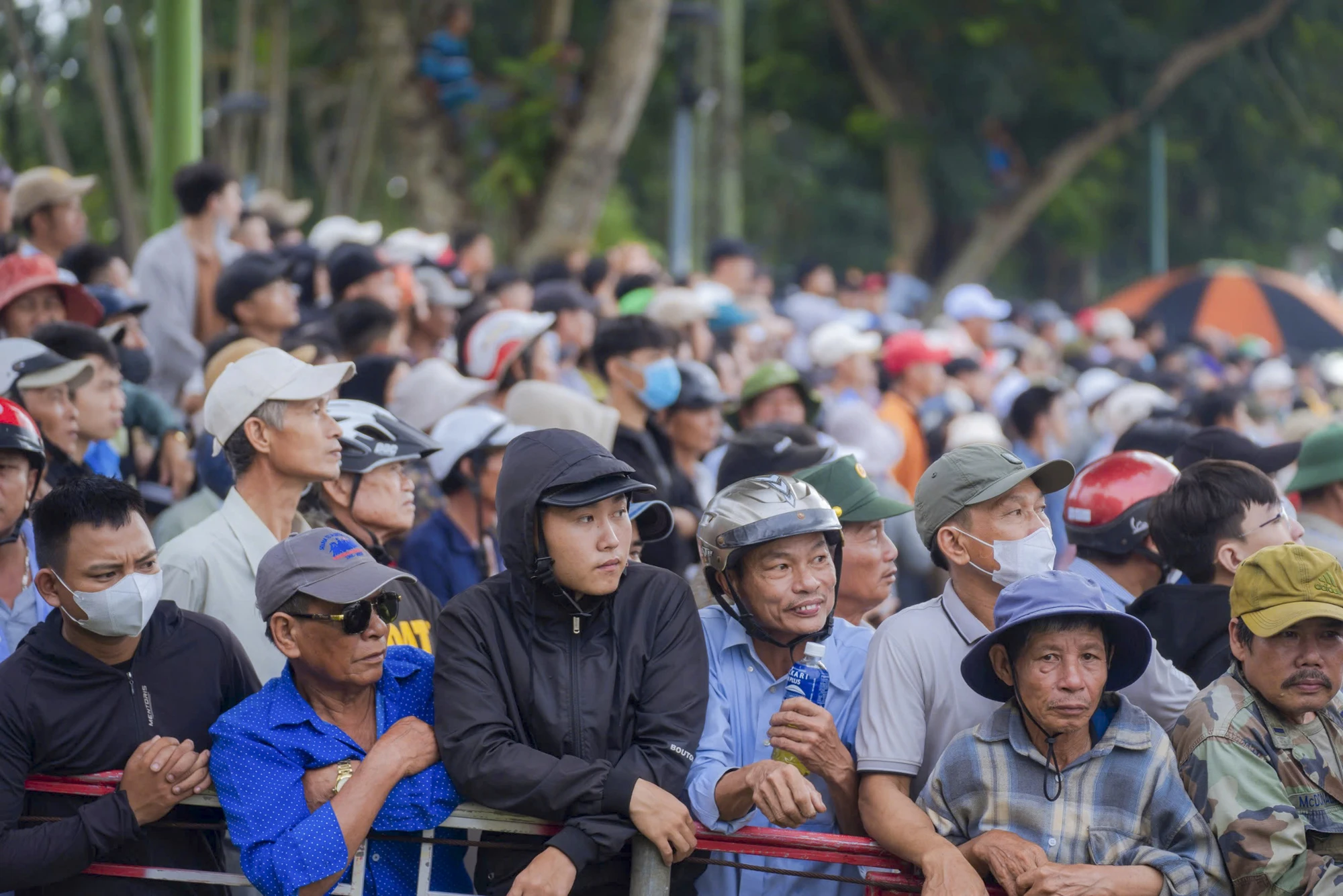 dua-ghe-truyen-thong-tren-song-huong-14.jpg