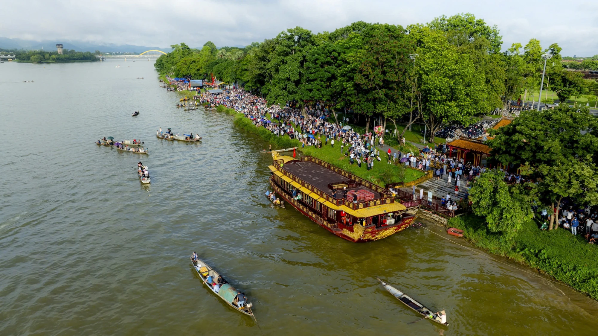 dua-ghe-truyen-thong-tren-song-huong-4.jpg