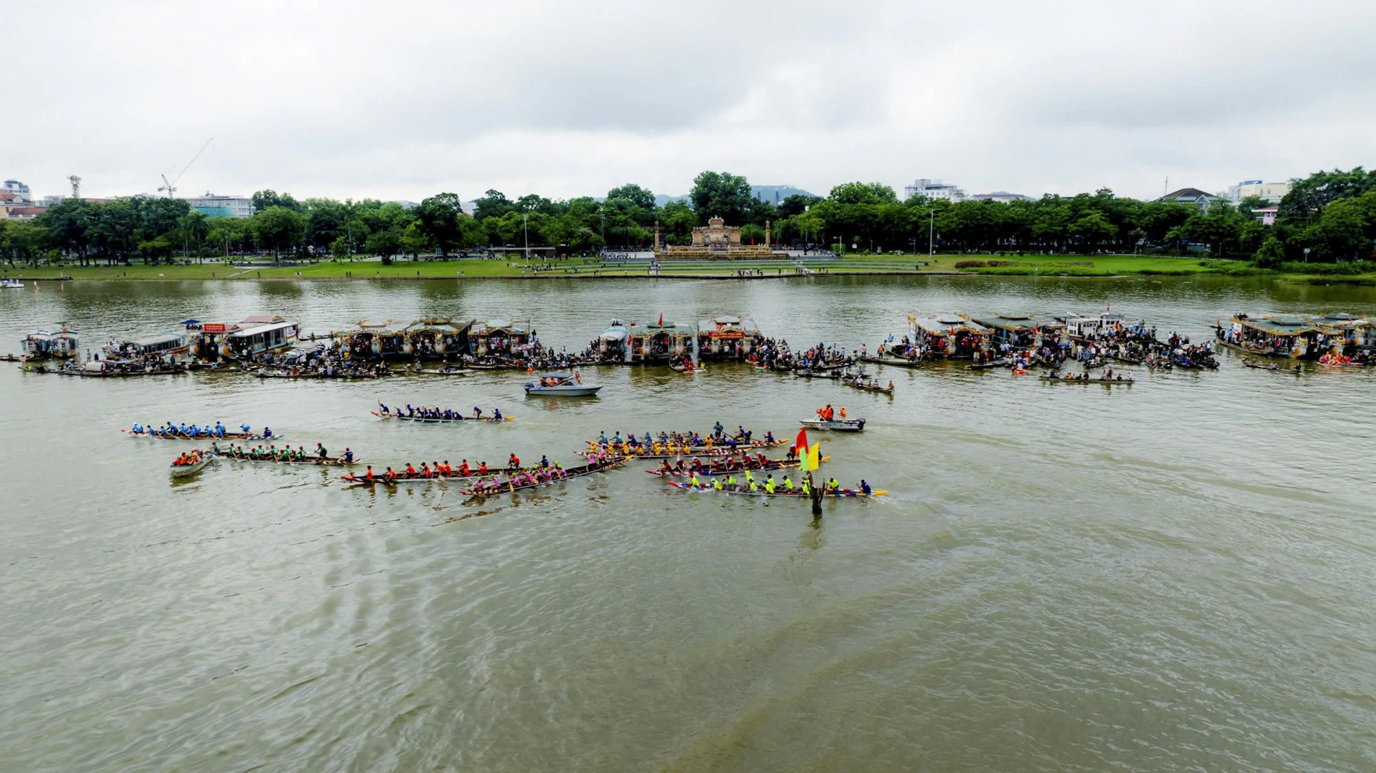 dua-ghe-truyen-thong-tren-song-huong-6.jpg
