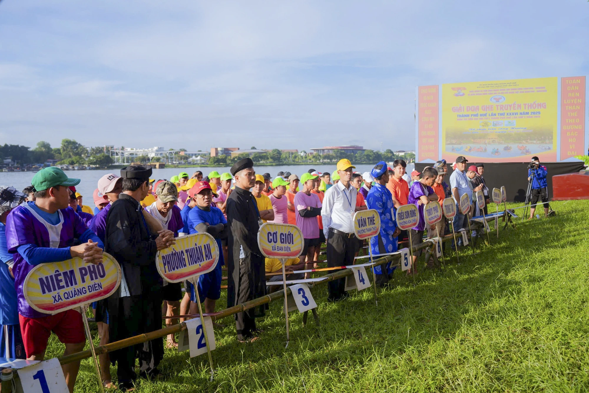dua-ghe-truyen-thong-tren-song-huong-9.jpg
