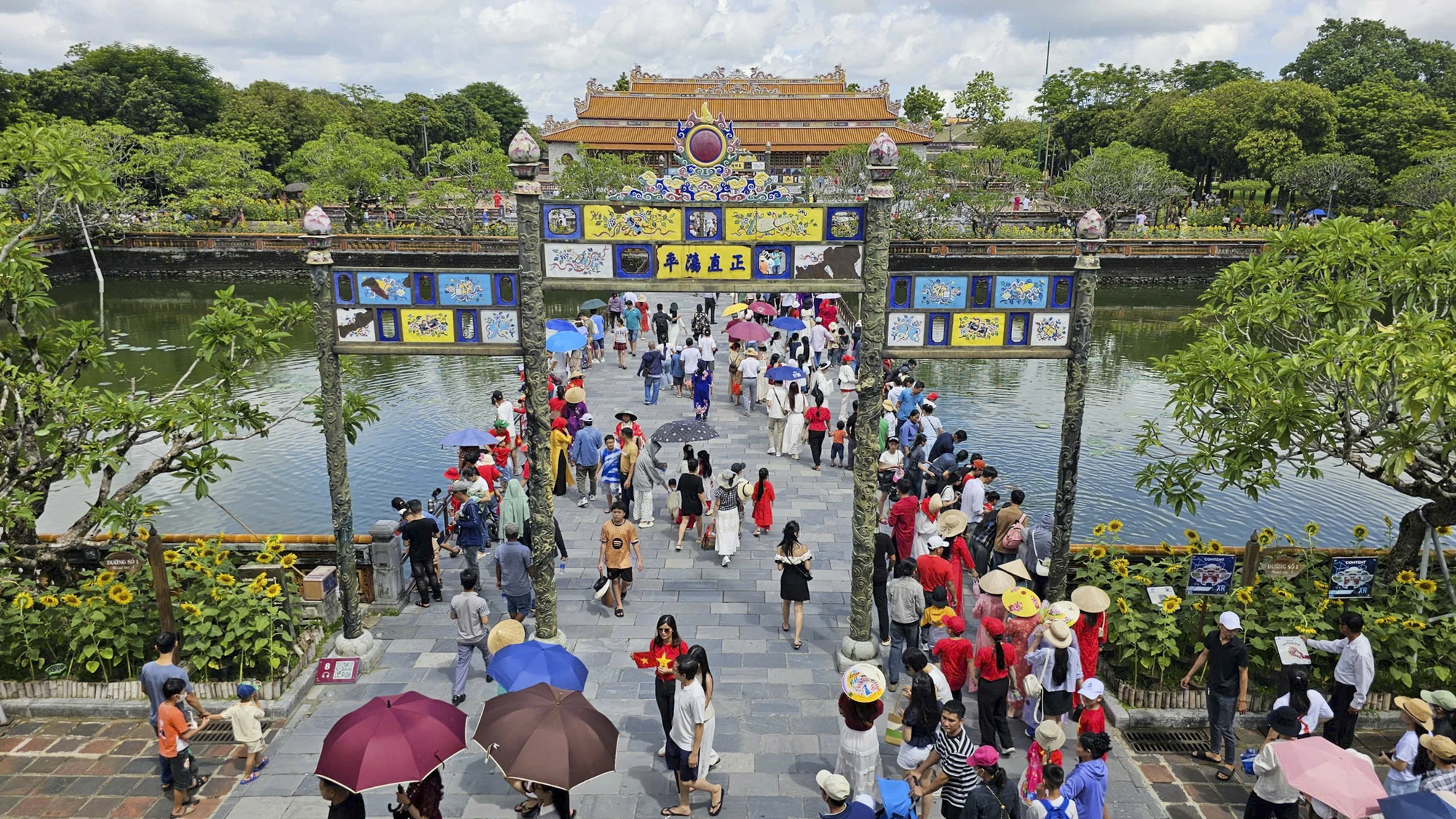 tham-di-tich-hue-trong-ngay-tet-doc-lap-12.jpg