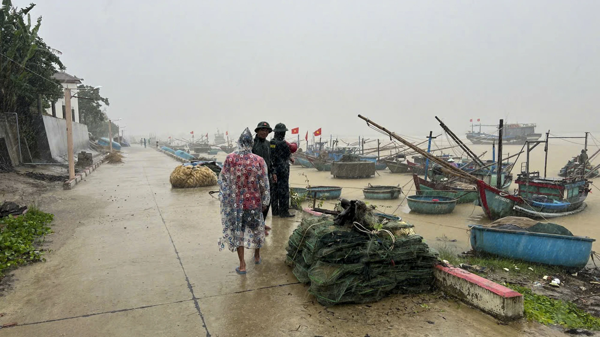 chum-anh-quan-dan-quang-tri-tranh-thu-tung-gio-de-ung-pho-voi-bao-so-10 (4).jpg