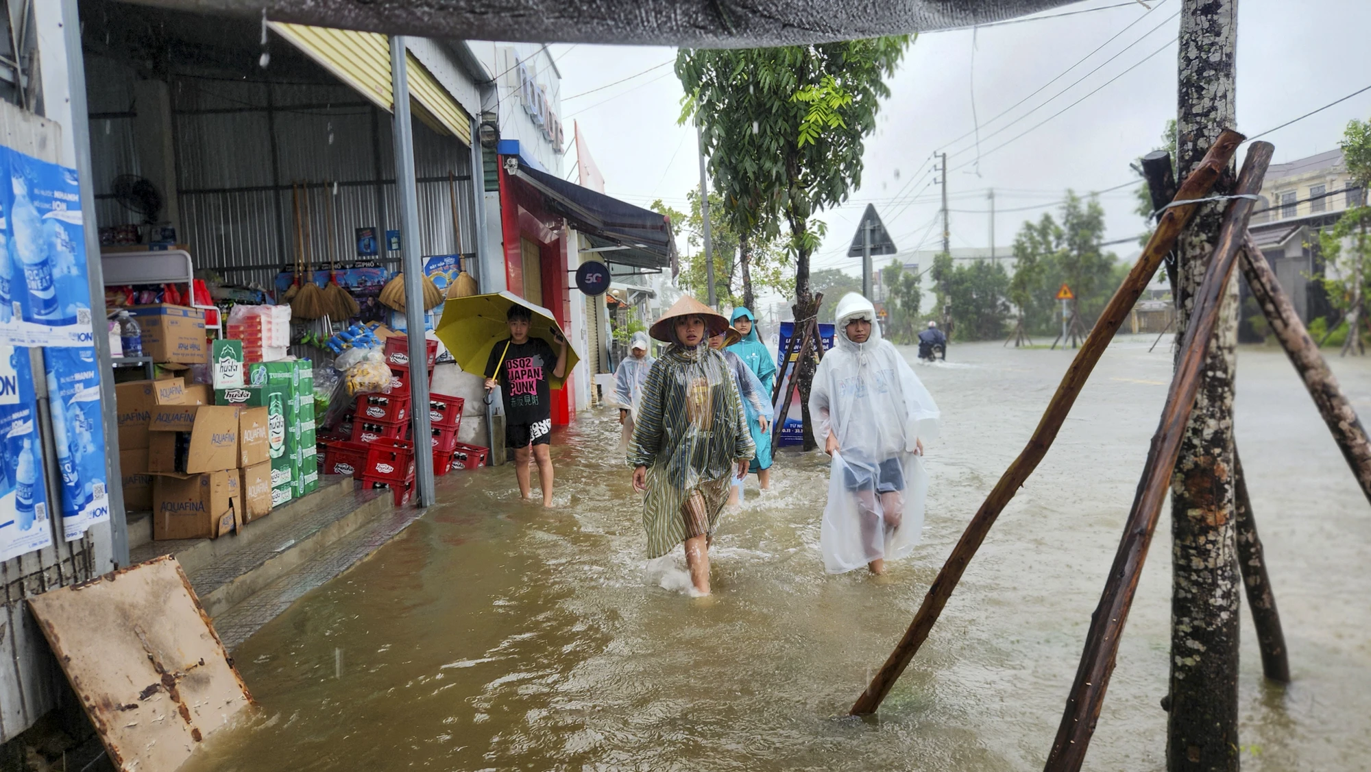 72-gio-vat-lon-voi-nuoc-lu-o-hue (3).jpg