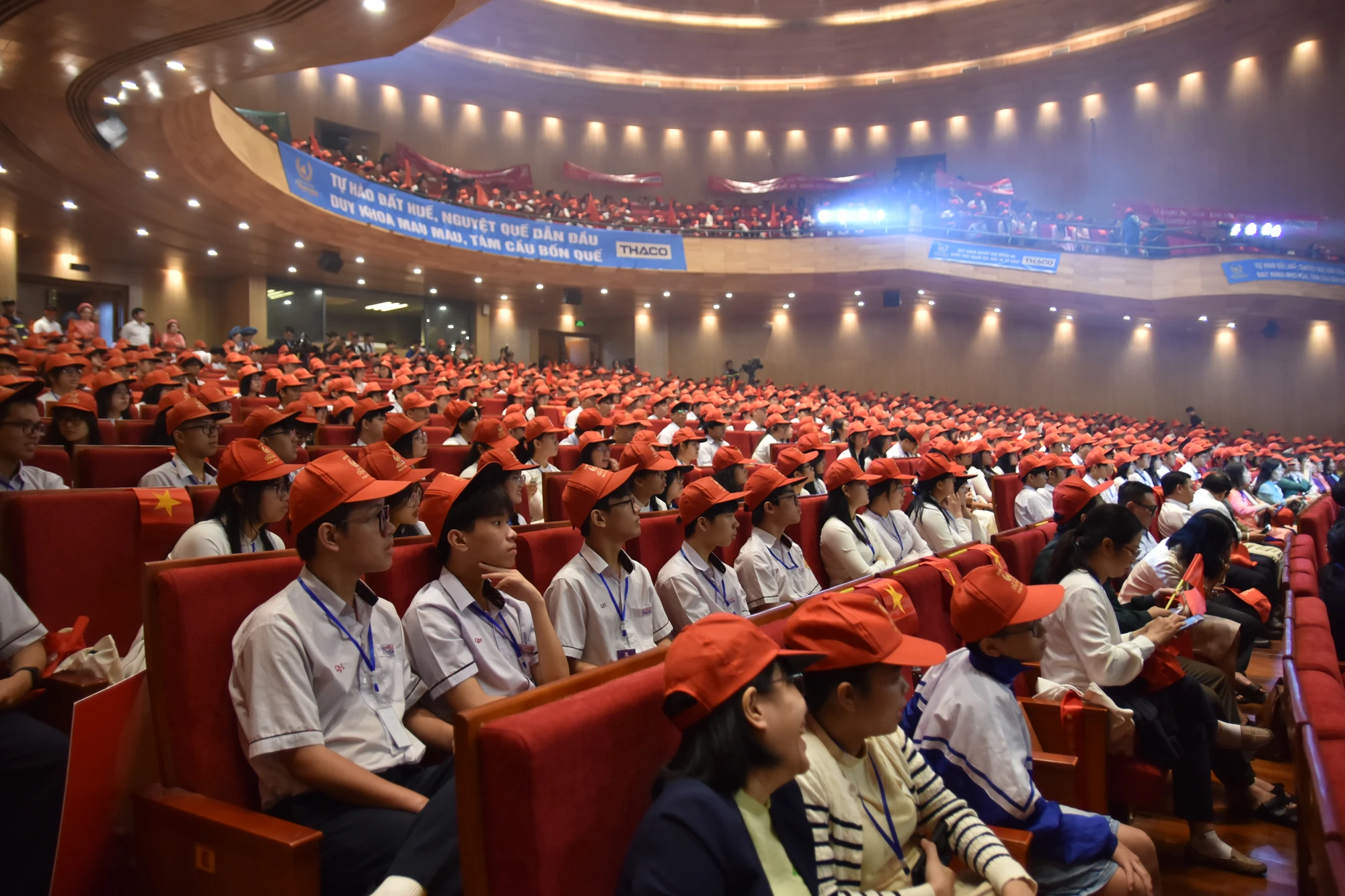 nha-hat-song-huong.JPG