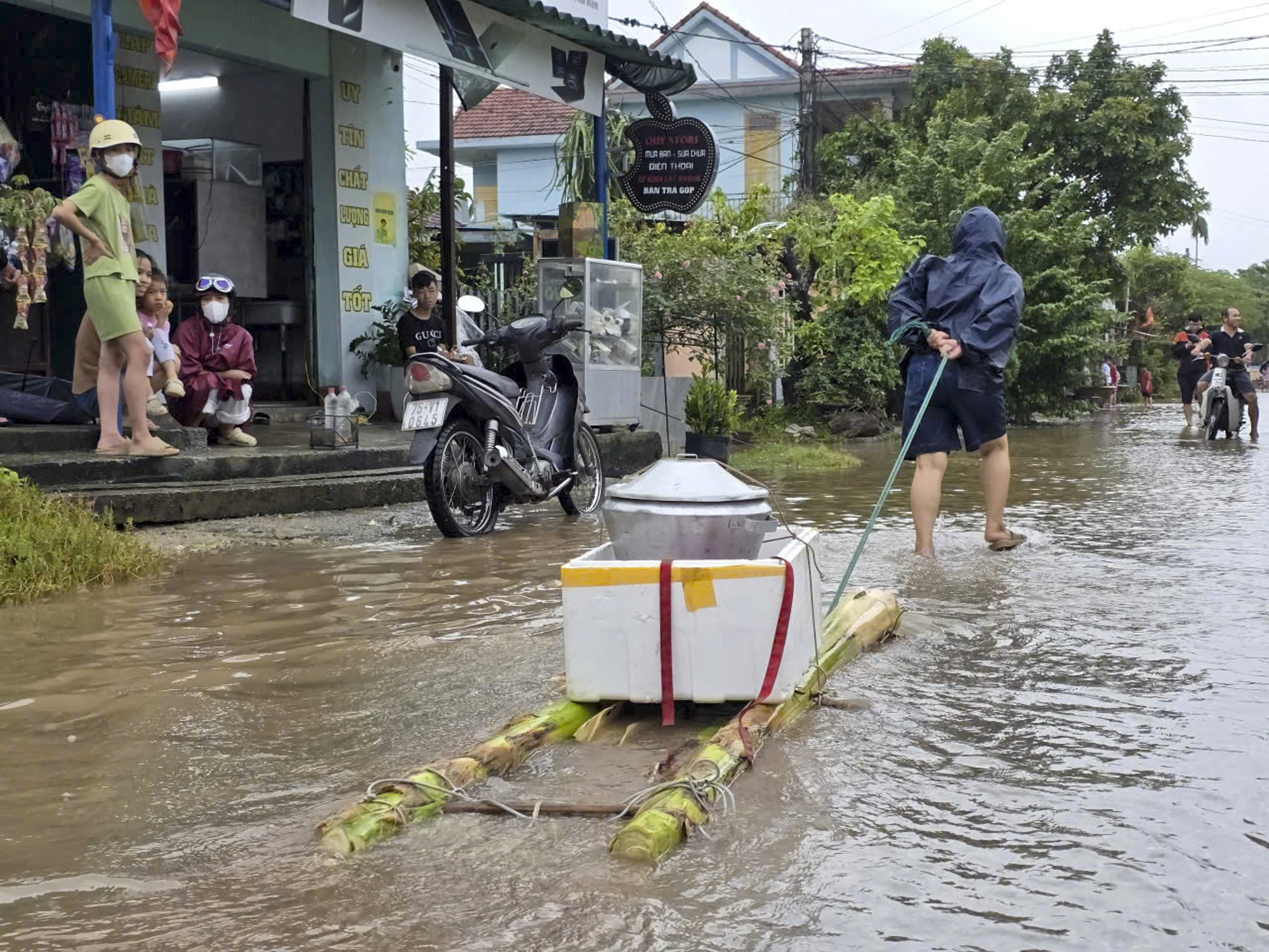 chum-anh-nuoc-lu-o-do-thi-nong-thon-tp-hue-trong-sang-28-10 (18).jpg