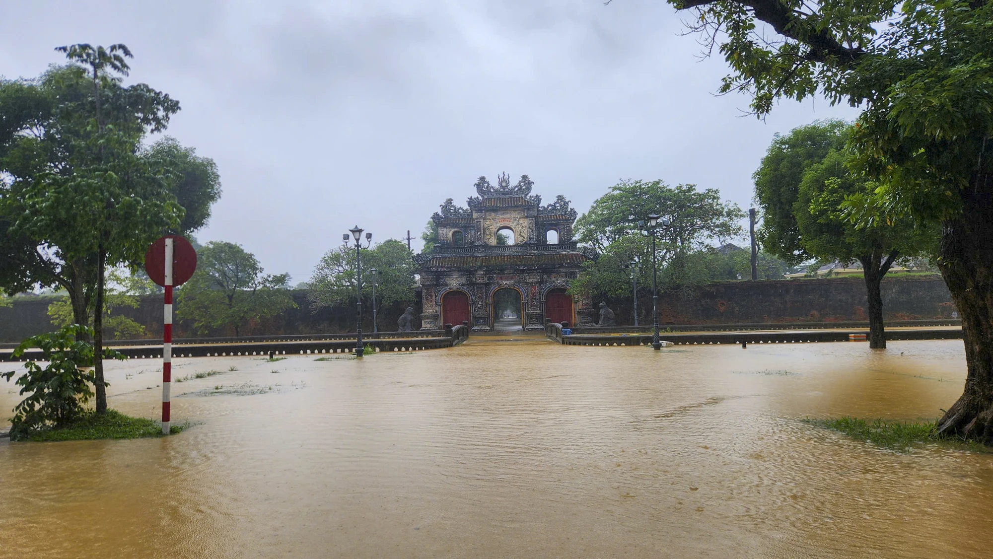 guoi-dan-thanh-noi-hue-vat-lon-trong-nuoc-lu (21).jpg