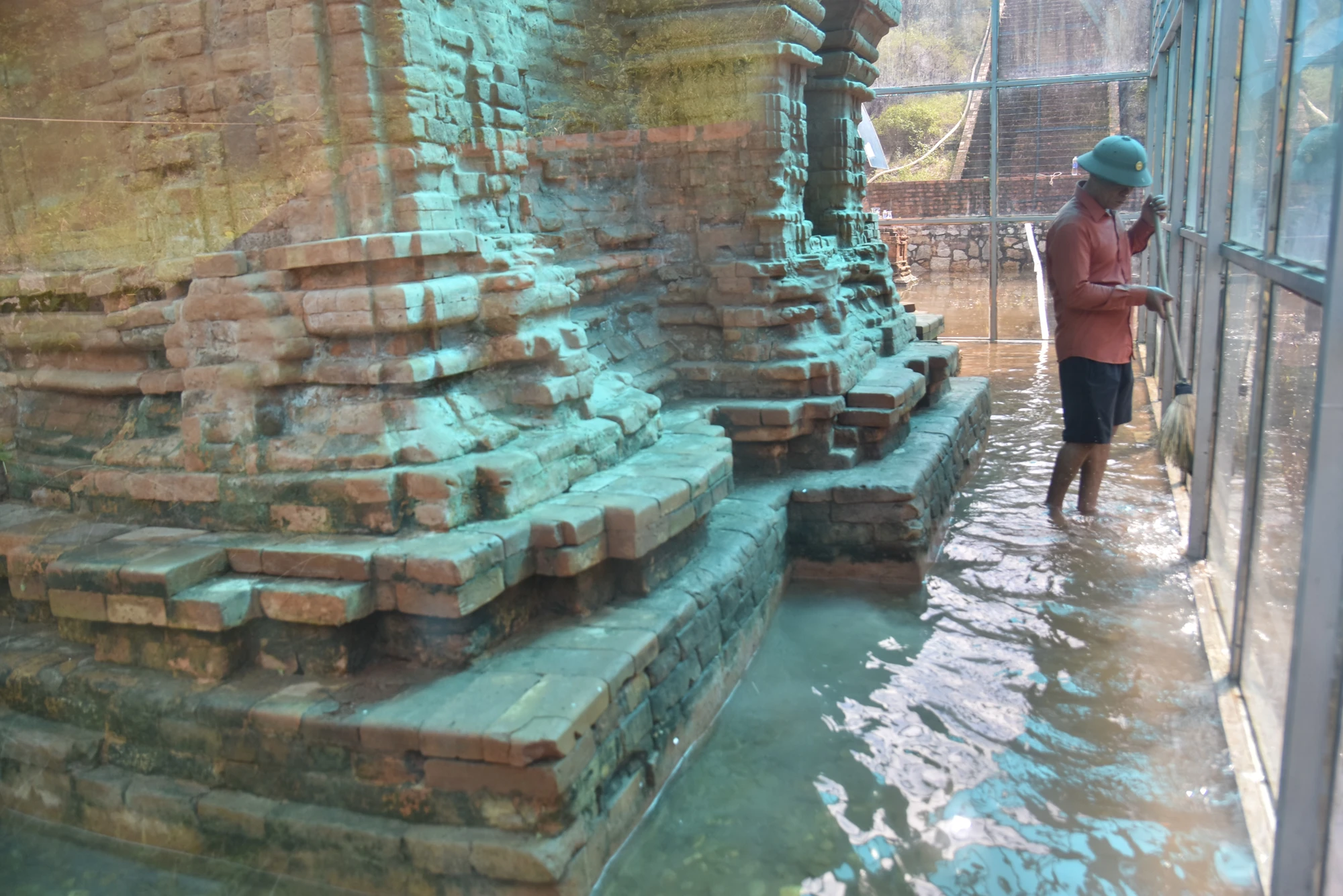 canh-canh-di-tich-thap-cham-hon-1-200-tuoi-ngap-sau (26).jpg