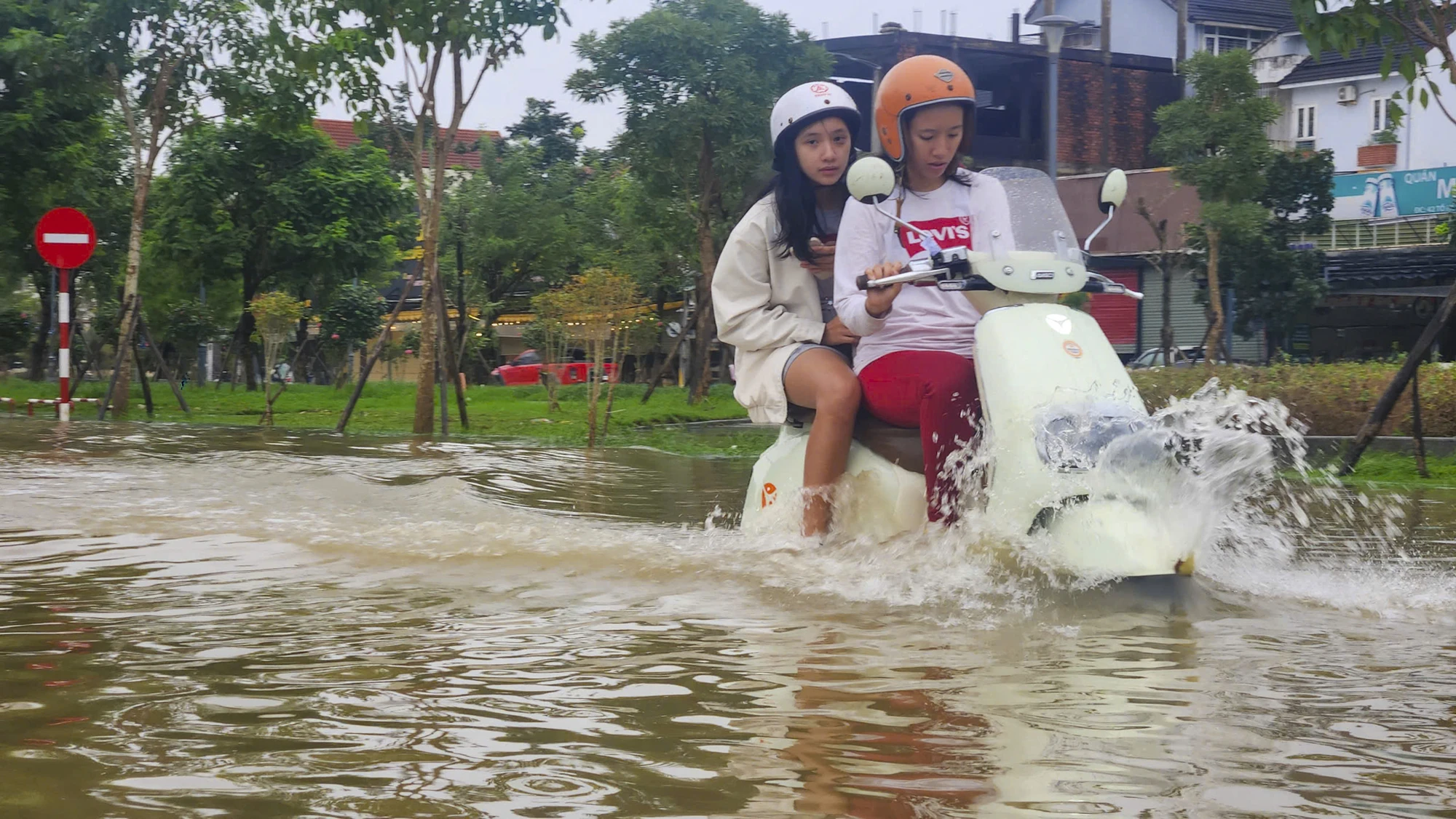 Mưa lớn dồn dập, lũ dâng cao, người dân Huế vội vã đưa xe đi tránh lũ