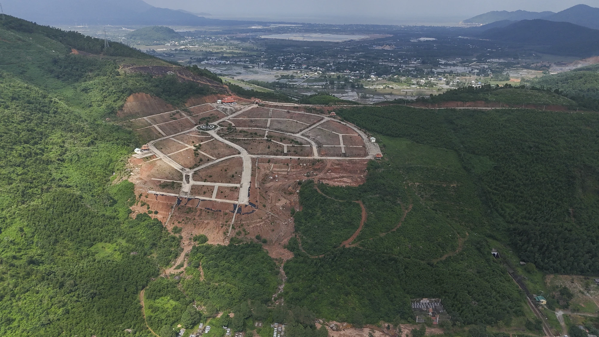 nghia-trang-40-ti-tua-son-huong-thuy-bi-sat-lo (9).jpg