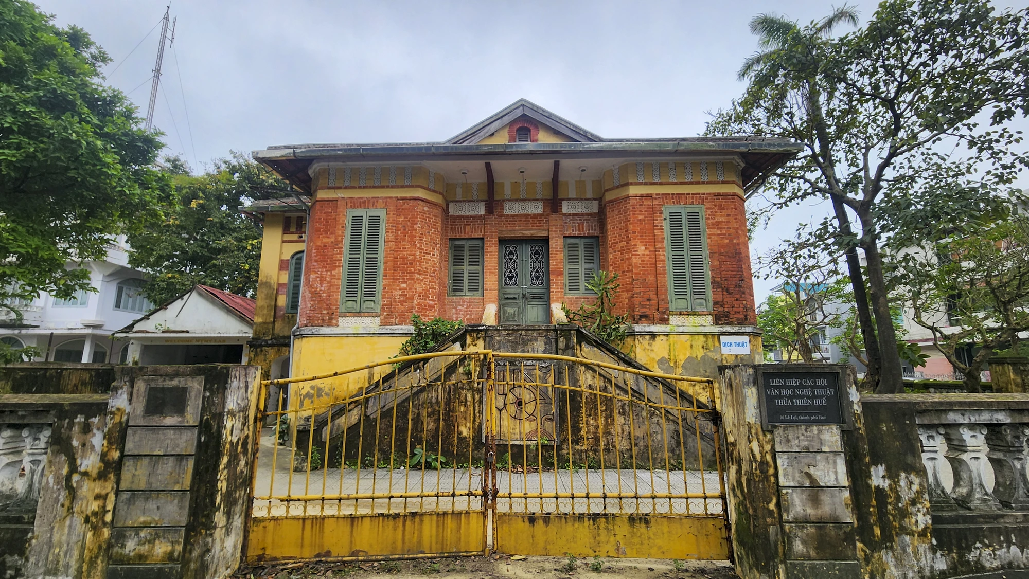 can-canh-can-biet-thu-co-ma-than-den-noi-di-doi-duoc-lanh-dao-tp-hue-lo-mat-an-toan (3).jpg