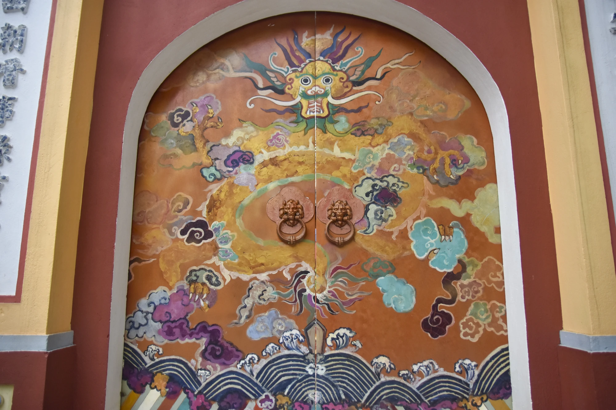 ben-trong-phu-de-cua-vi-hoang-tu-nhieu-con-hon-ca-vua-minh-mang (13).jpg