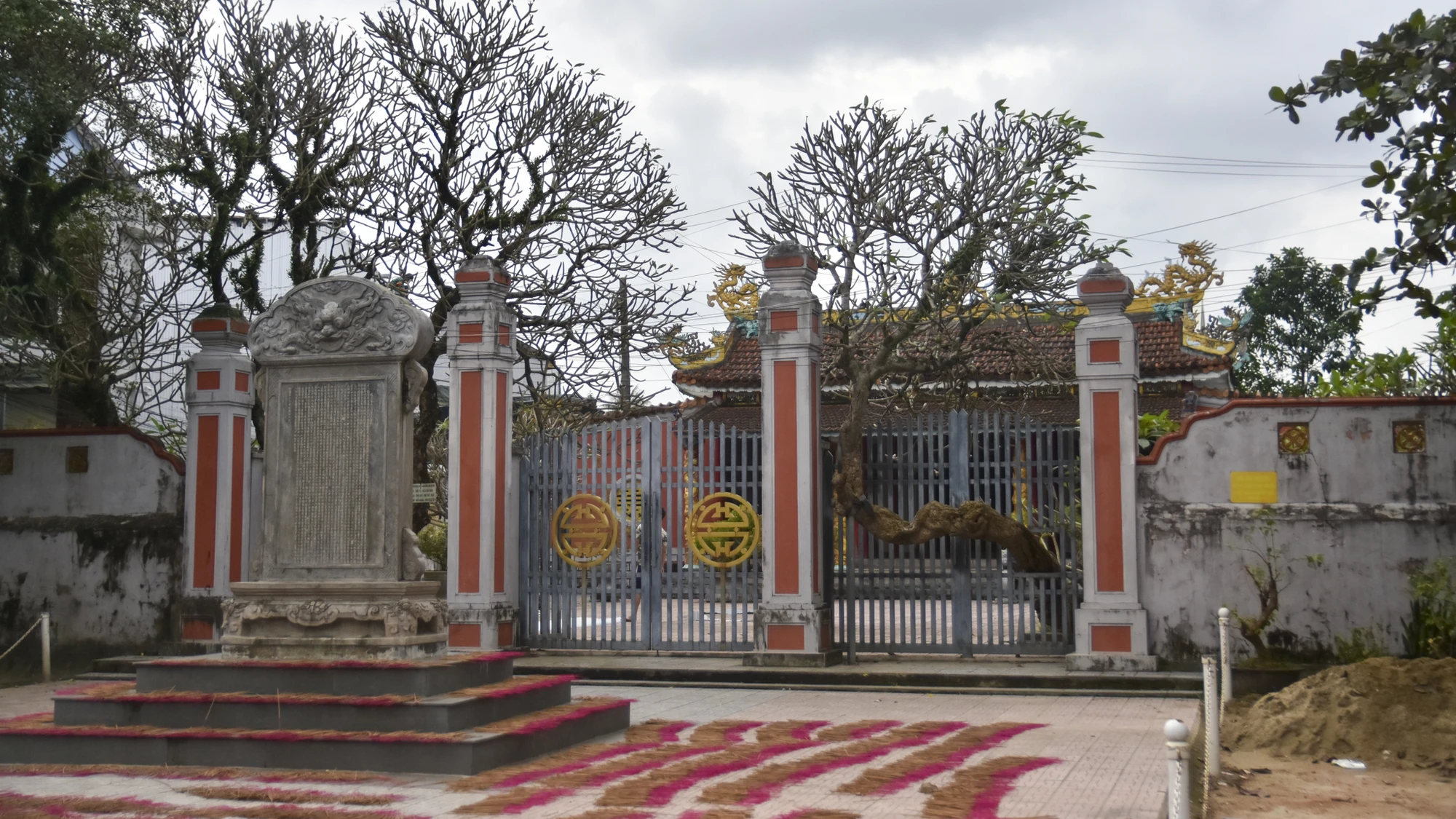 ben-trong-phu-de-cua-vi-hoang-tu-nhieu-con-hon-ca-vua-minh-mang (17).jpg