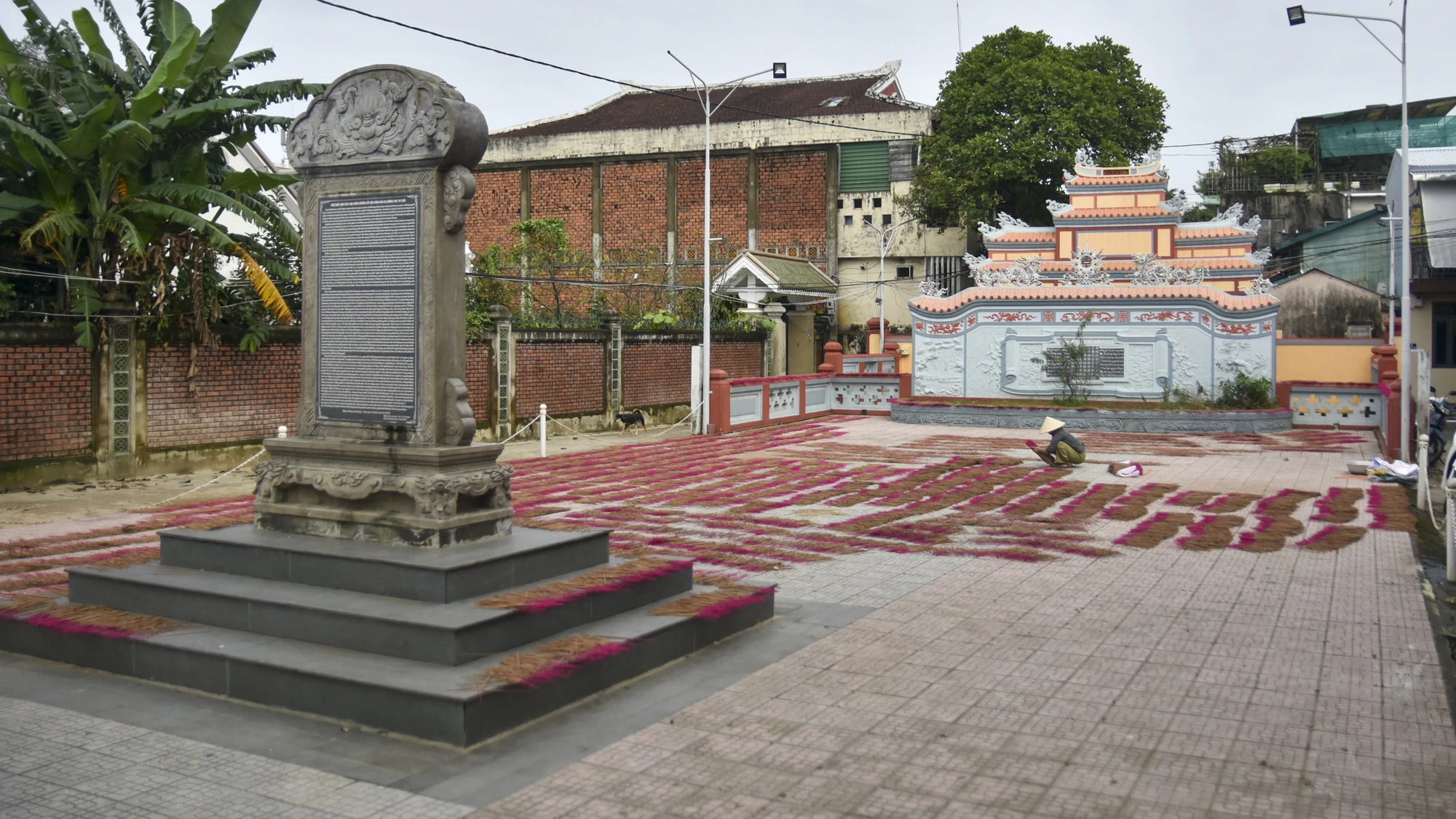 ben-trong-phu-de-cua-vi-hoang-tu-nhieu-con-hon-ca-vua-minh-mang (6).jpg