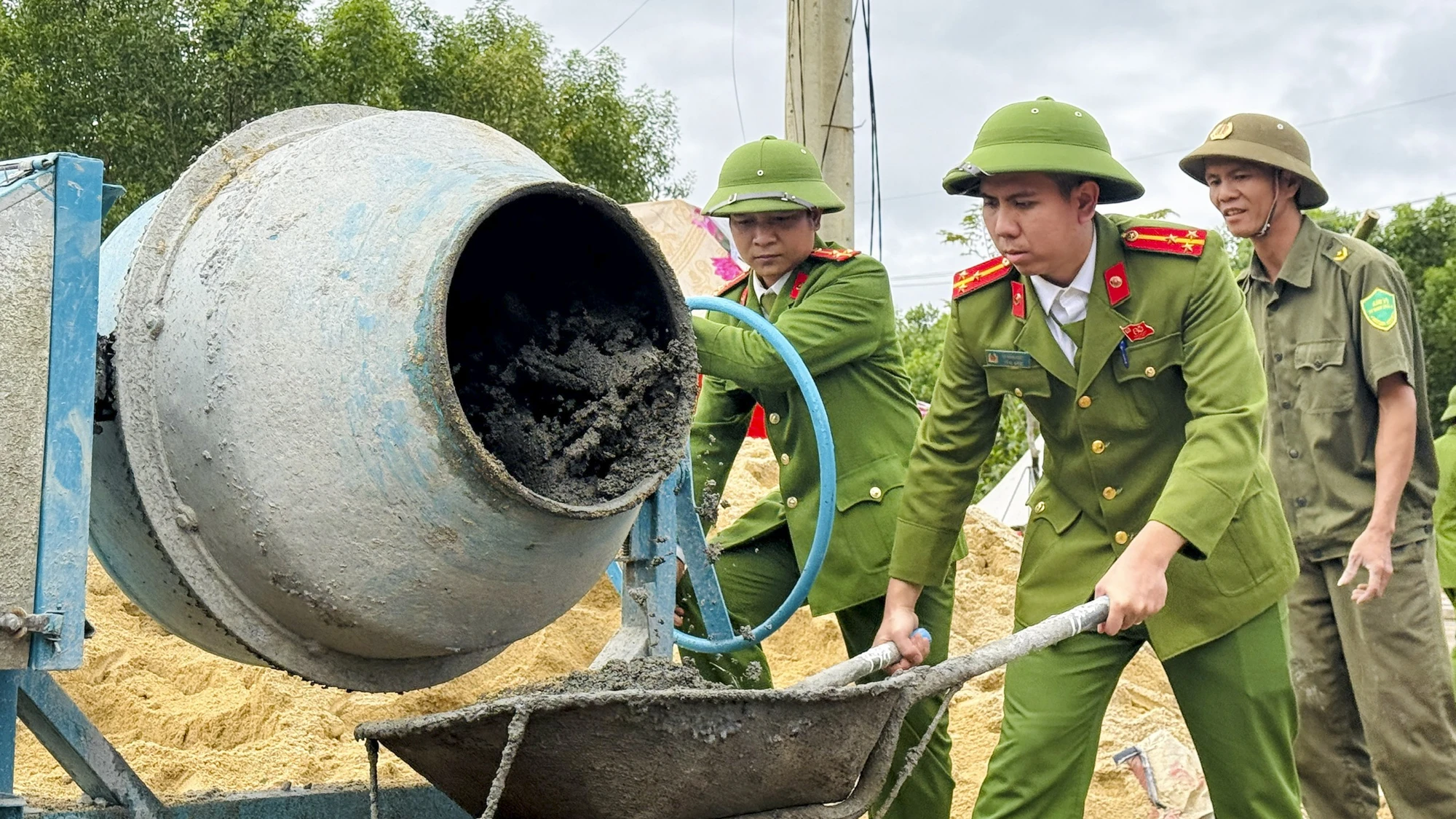 cuoc-chay-nuoc-rut-dung-nha-don-tet-cho-ba-con-vung-lu (10).jpg