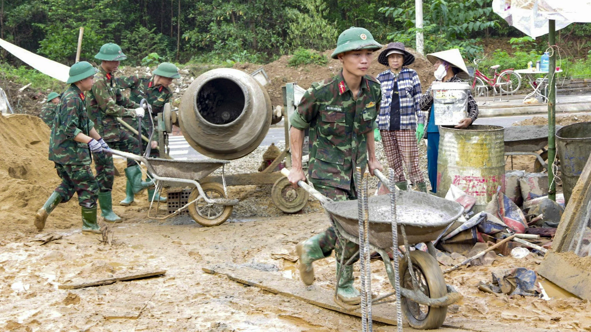cuoc-chay-nuoc-rut-dung-nha-don-tet-cho-ba-con-vung-lu (3).jpg