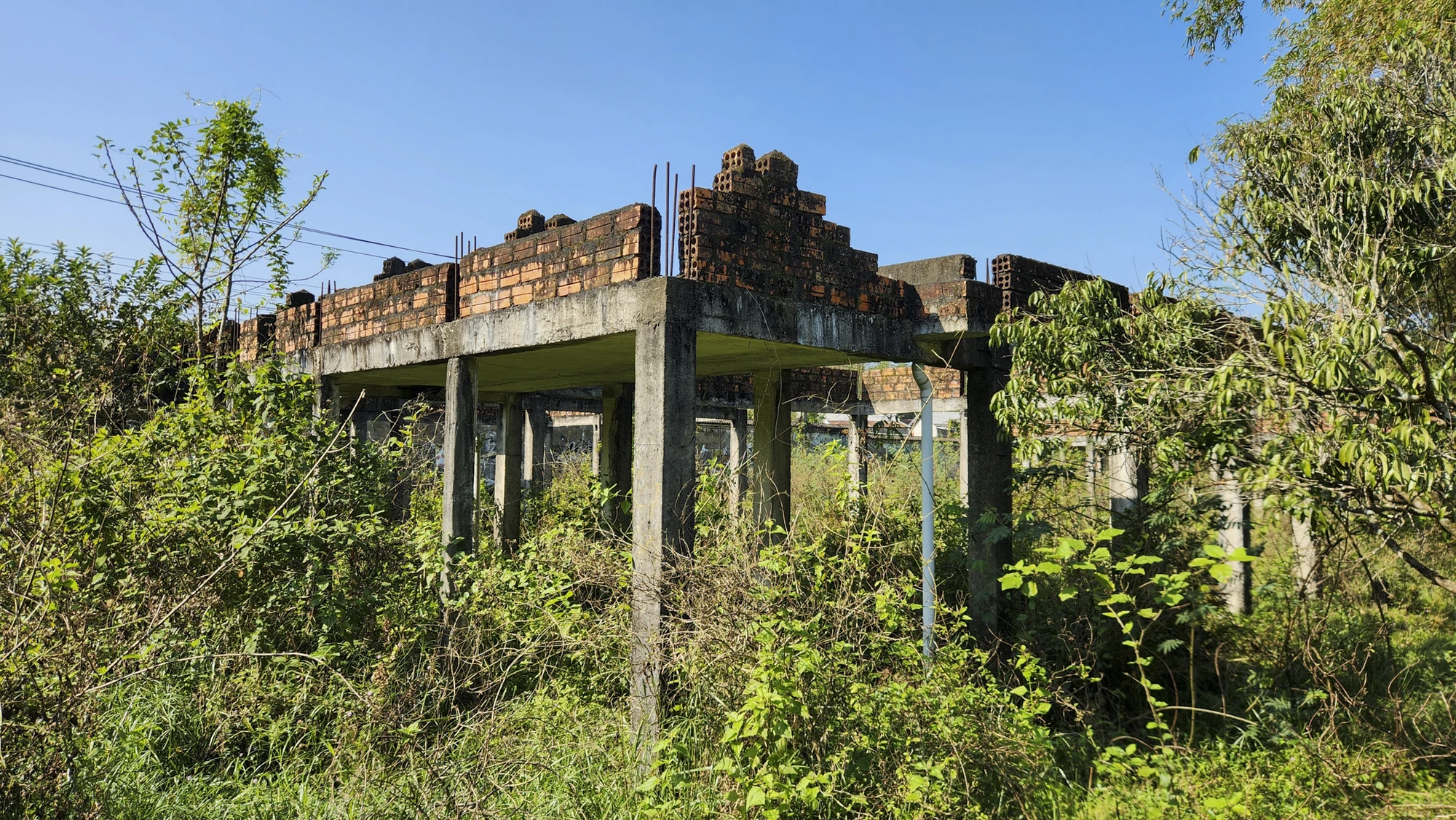 ben-trong-du-an-resort-dap-chieu-hon-chuc-nam-o-hue-truoc-ngay-tim-chu-moi-10.jpg