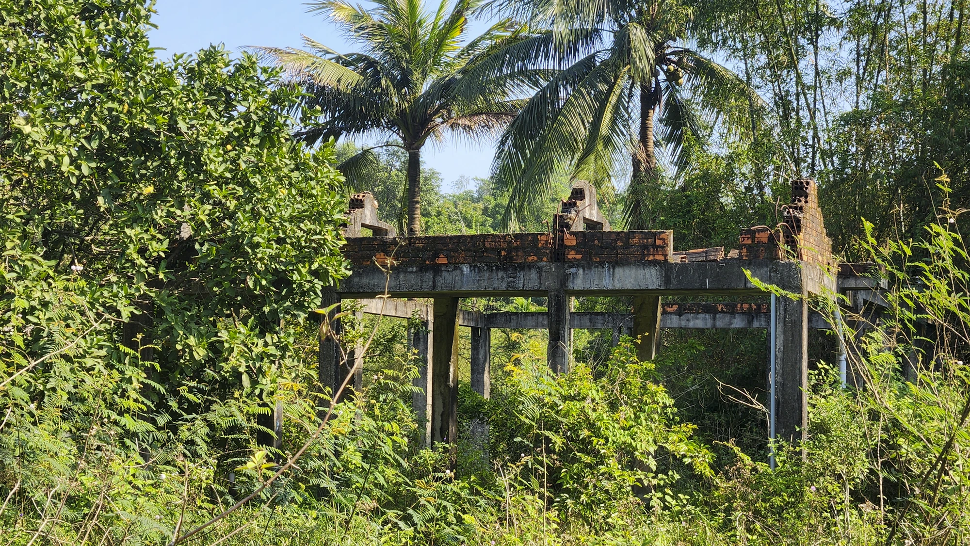 ben-trong-du-an-resort-dap-chieu-hon-chuc-nam-o-hue-truoc-ngay-tim-chu-moi-17.jpg