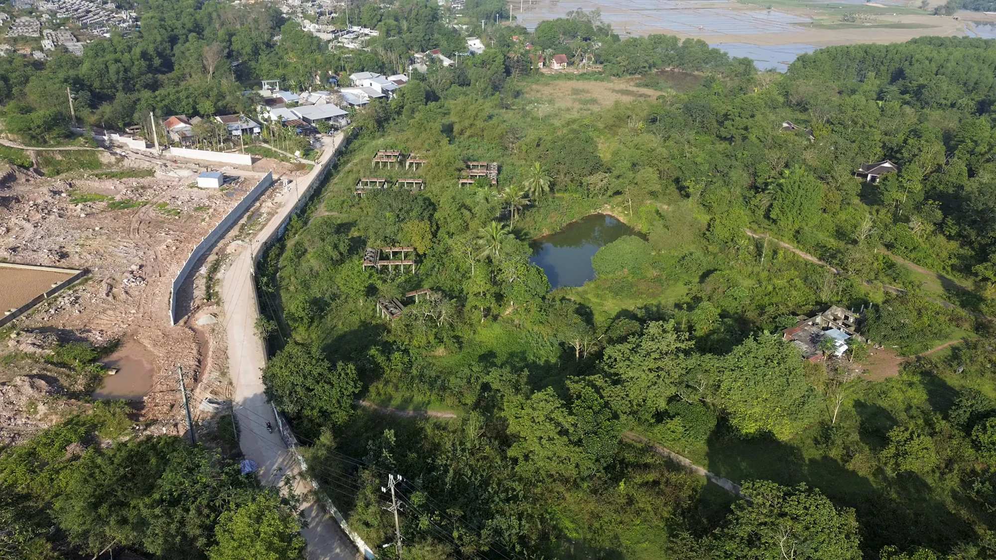 ben-trong-du-an-resort-dap-chieu-hon-chuc-nam-o-hue-truoc-ngay-tim-chu-moi-21.jpg