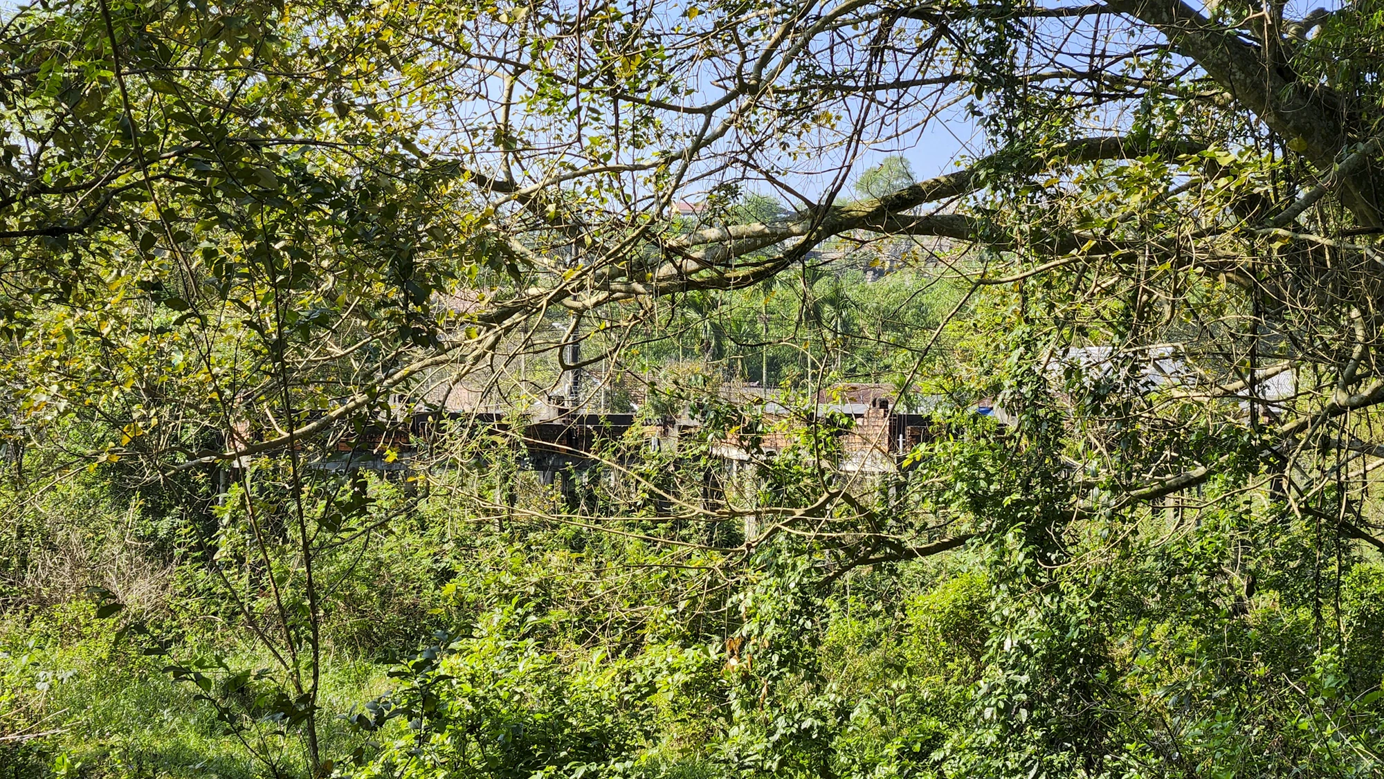 ben-trong-du-an-resort-dap-chieu-hon-chuc-nam-o-hue-truoc-ngay-tim-chu-moi-9.jpg